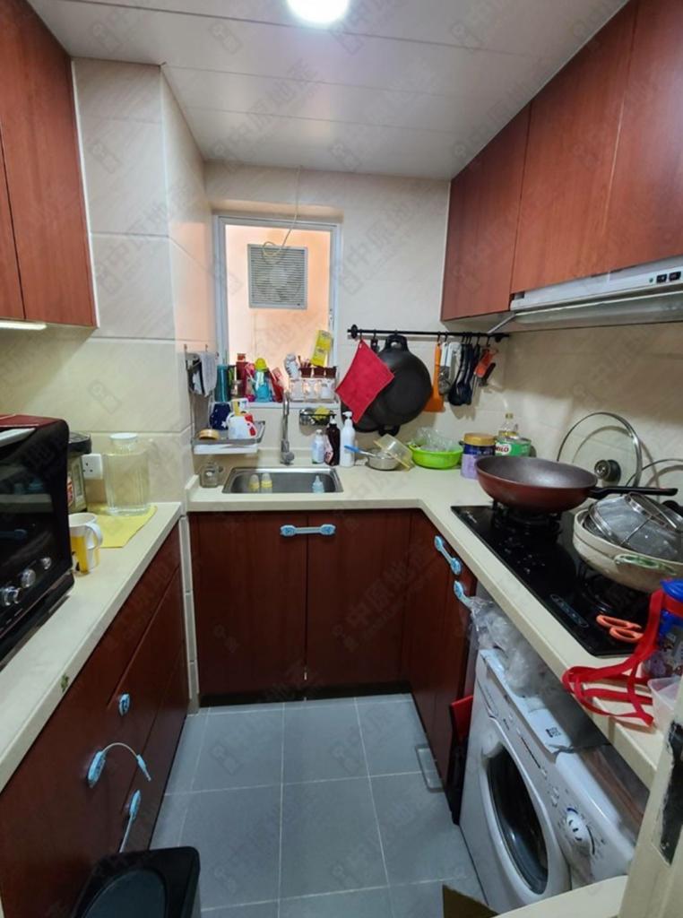 廚房面積也不細小,配套亦新淨。