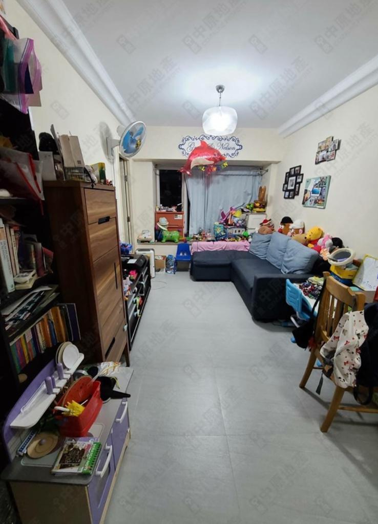 長方形客飯廳寬敞實用,地板和牆身裝修亦新淨企理。