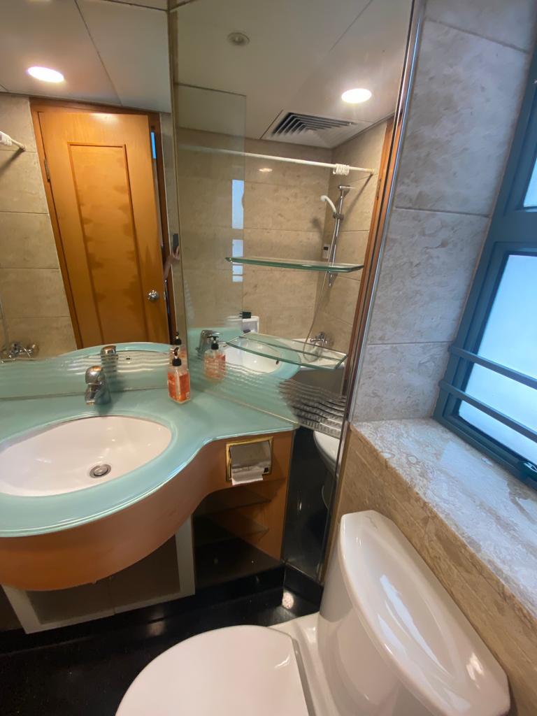 套房浴室裝修新淨企理。(代理提供相片)