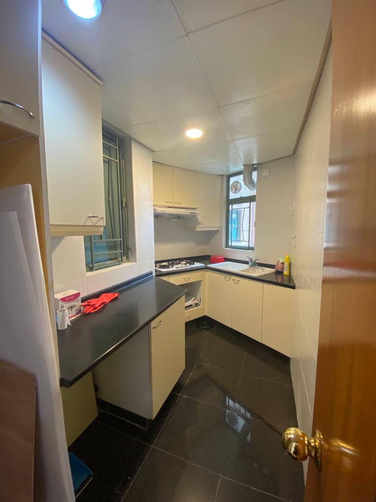 廚房間隔略呈不規則,但相當寬敞實用。(代理提供相片)