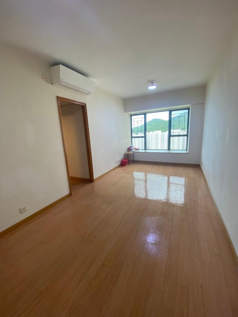 長方形開則的大廳,地板和牆身均新淨。(代理提供相片)