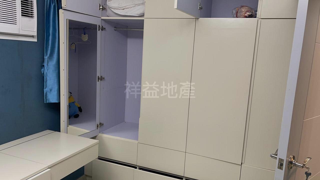 房間設有不少梗櫃,新淨實用。(代理提供相片)