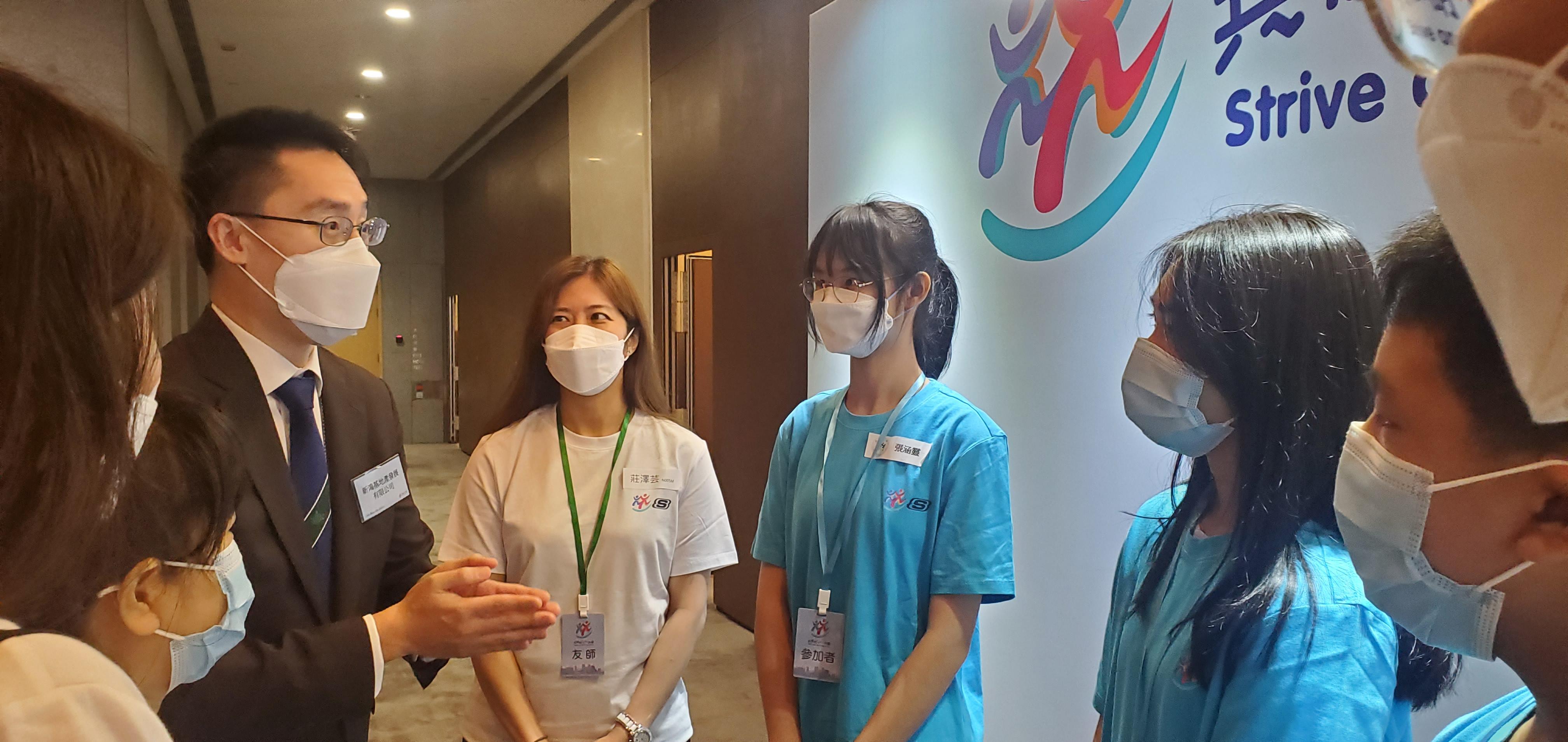 新鴻基地產執行董事郭基煇與參與共創明「Teen」計劃的新地「友師」和學員分享心得。