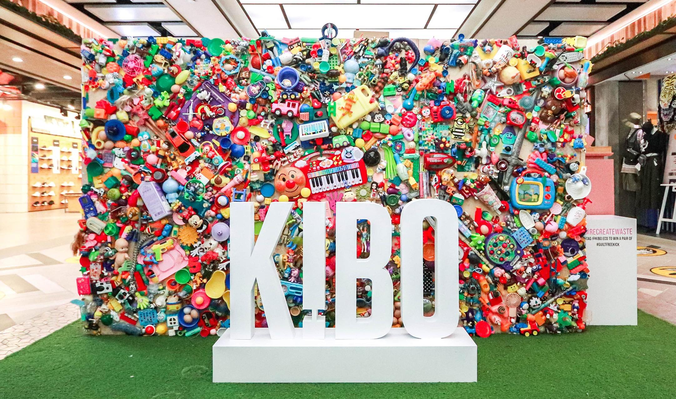 KIBO 與香港藝術家Makui合作,透過社交媒體收集過千件家庭廢棄的塑膠物件和舊玩具,塑造《廢而不廢》藝術牆,代表藝術家和捐贈者的創意連結。