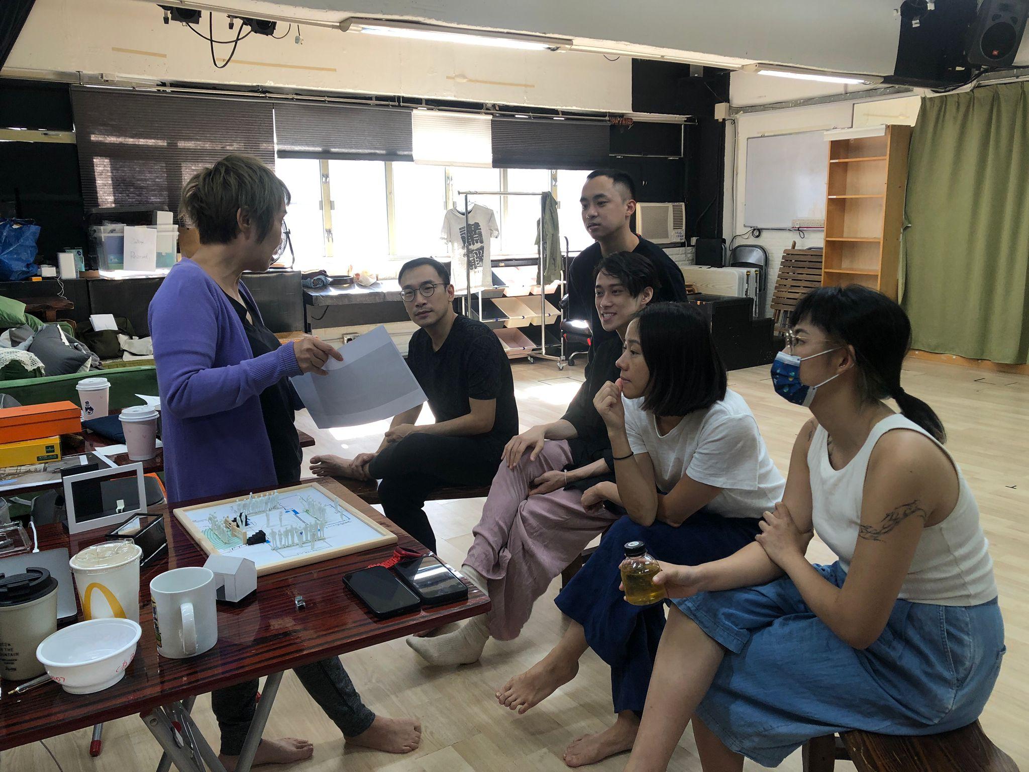 甄詠蓓擔任導演,與一眾演員正加緊綵排。