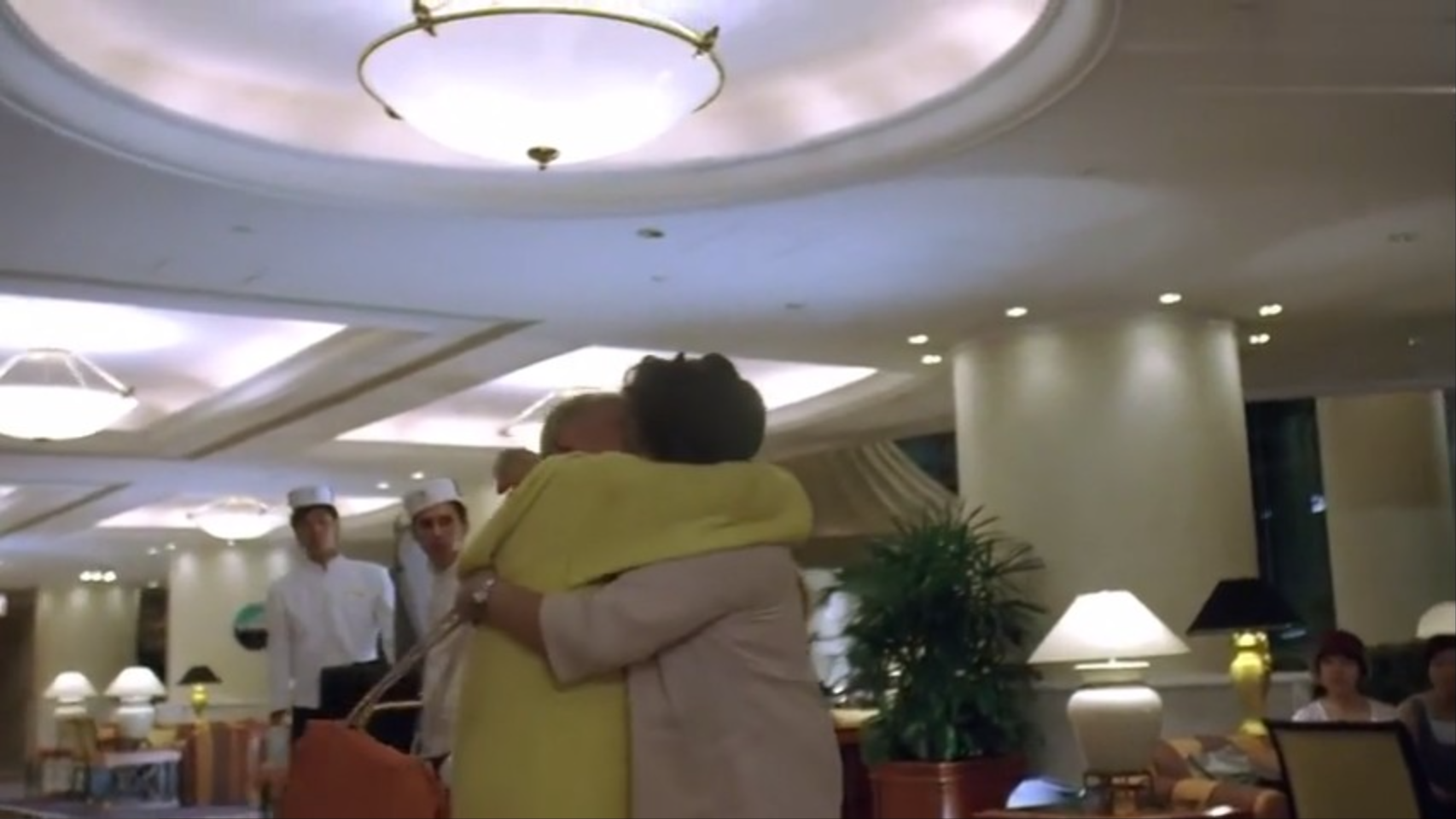 曾志偉在酒店大堂與肥媽激吻。