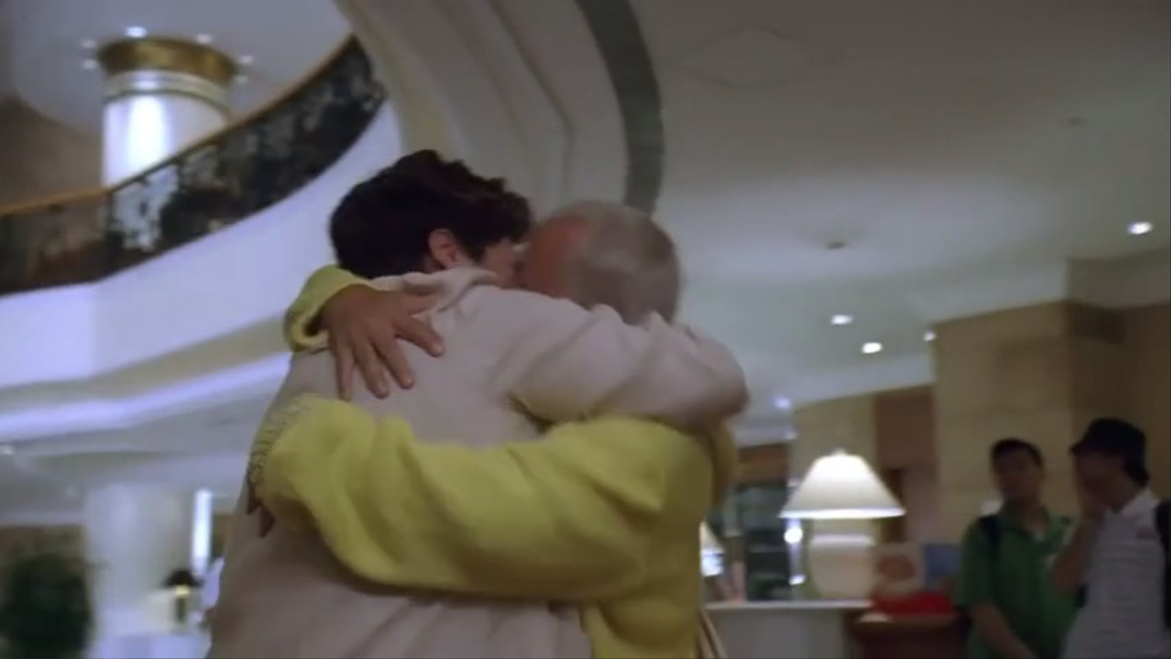 曾志偉在酒店大堂與肥媽激吻。