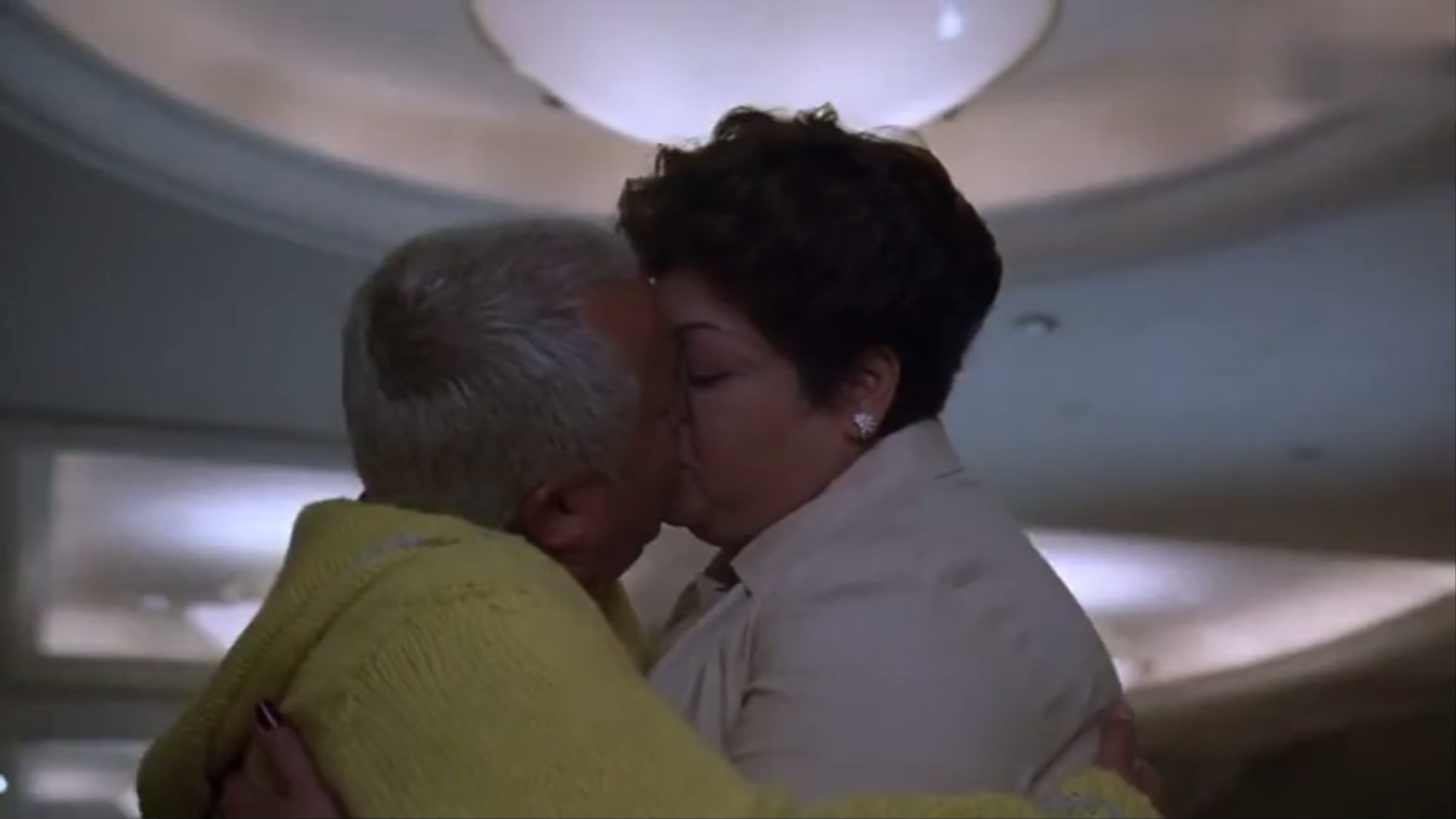 曾志偉在酒店大堂與肥媽激吻。