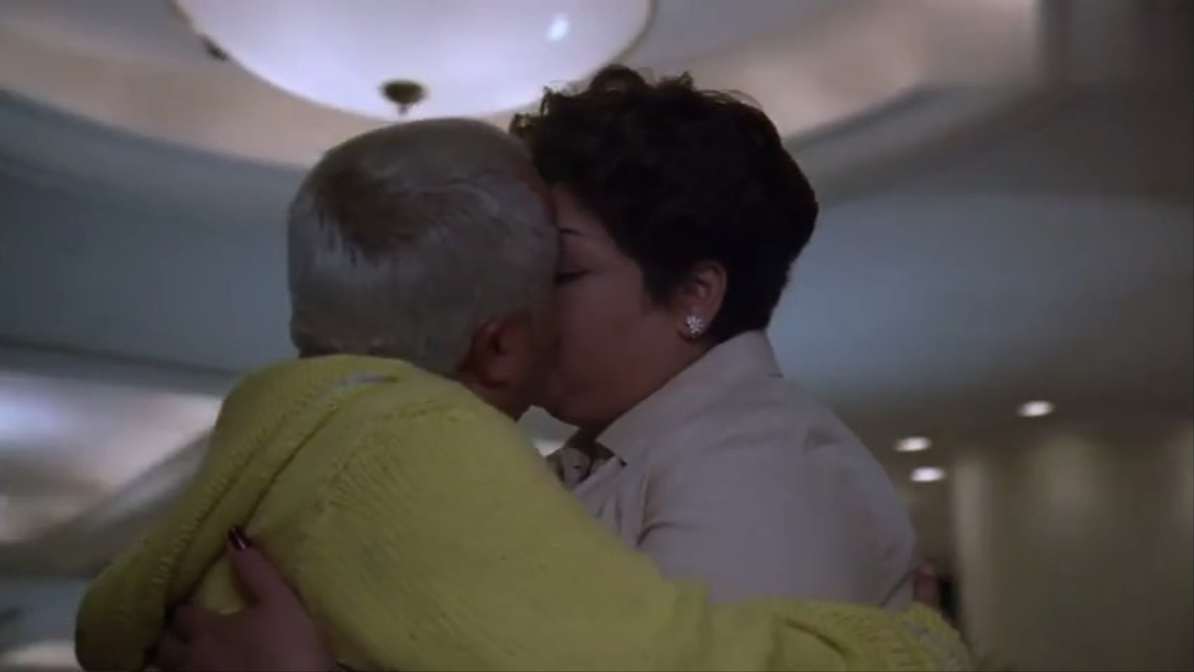 曾志偉在酒店大堂與肥媽激吻。