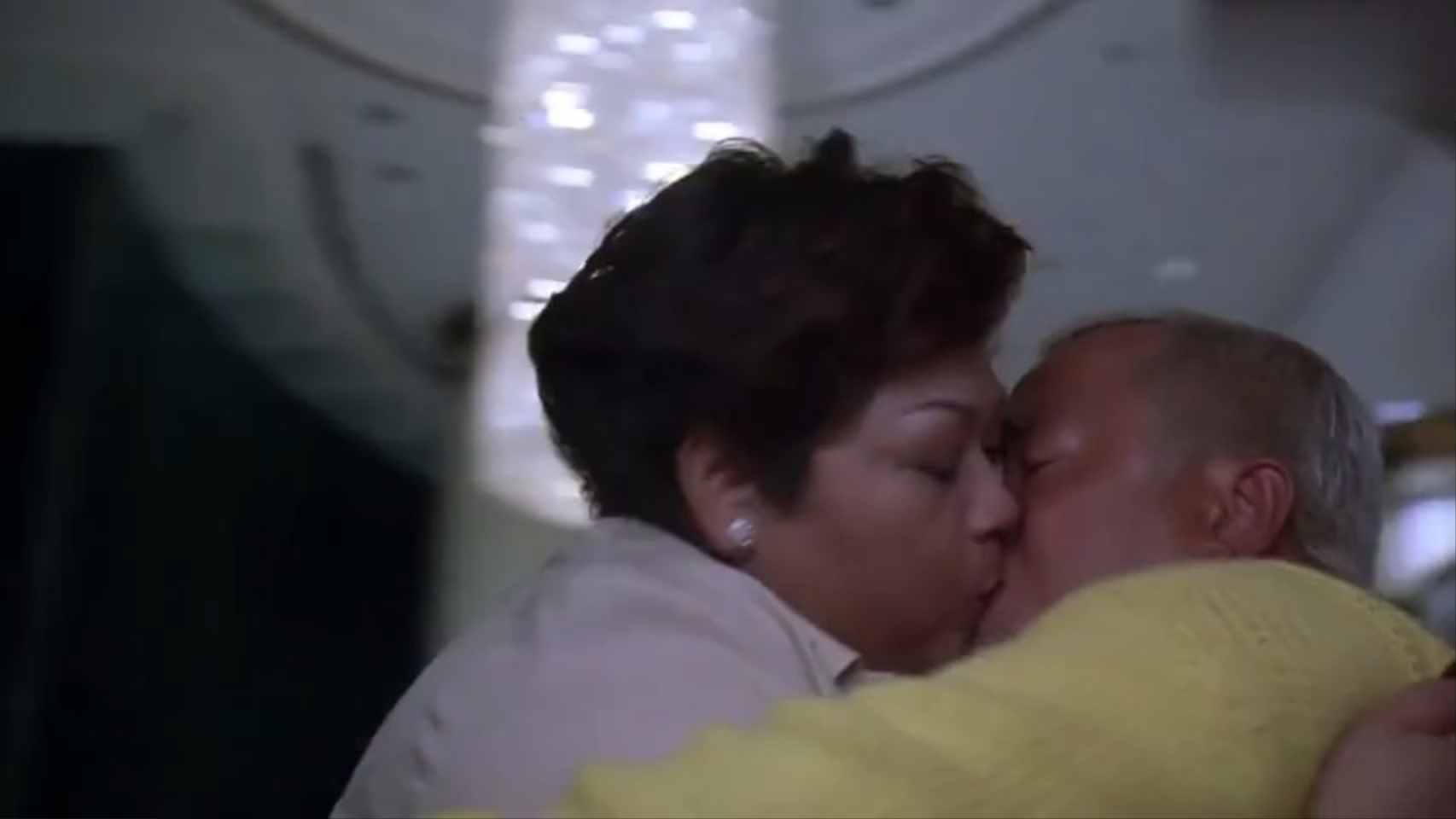 曾志偉在酒店大堂與肥媽激吻。