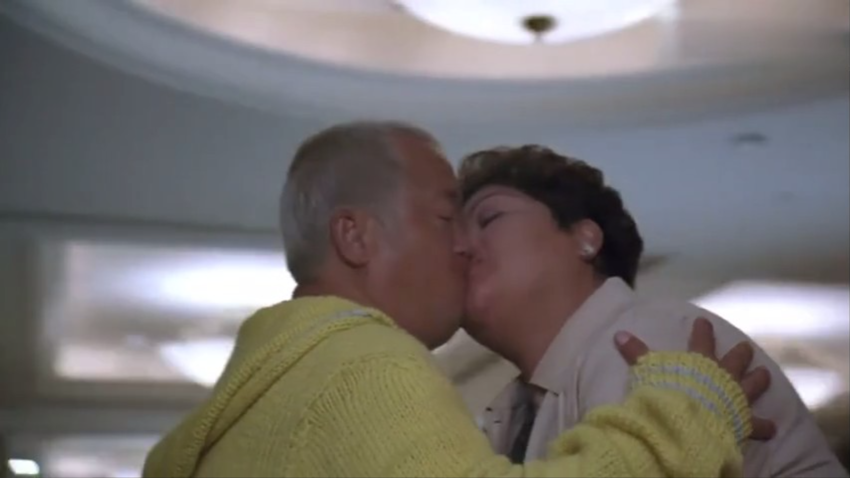 曾志偉在酒店大堂與肥媽激吻。