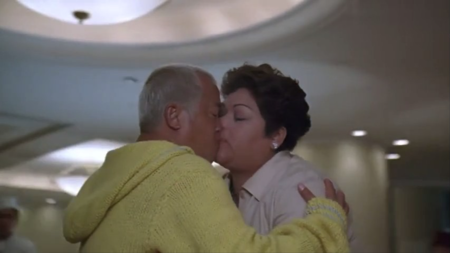 曾志偉在酒店大堂與肥媽激吻。