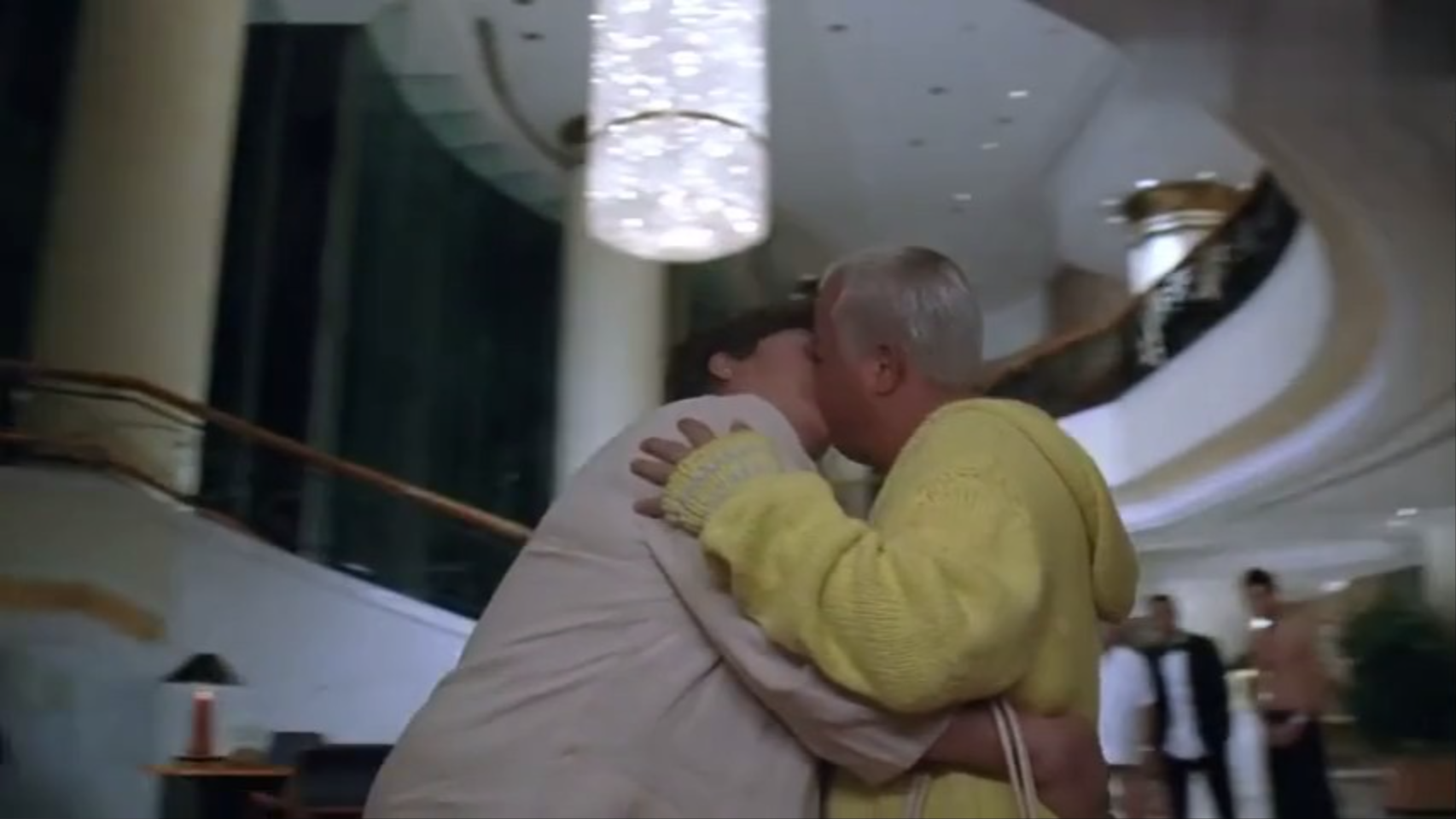 曾志偉在酒店大堂與肥媽激吻。