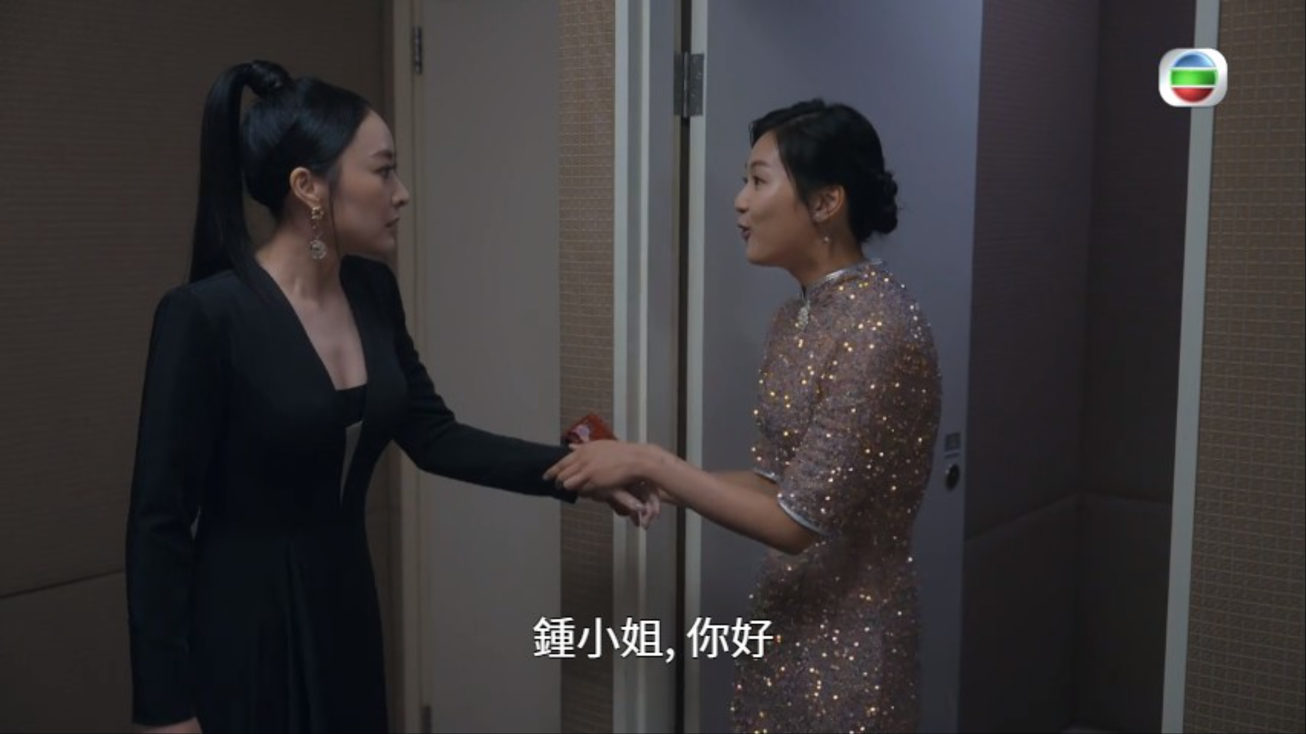 陳瀅出場時,角色是娛樂圈一姐並與方力申鬧離婚。