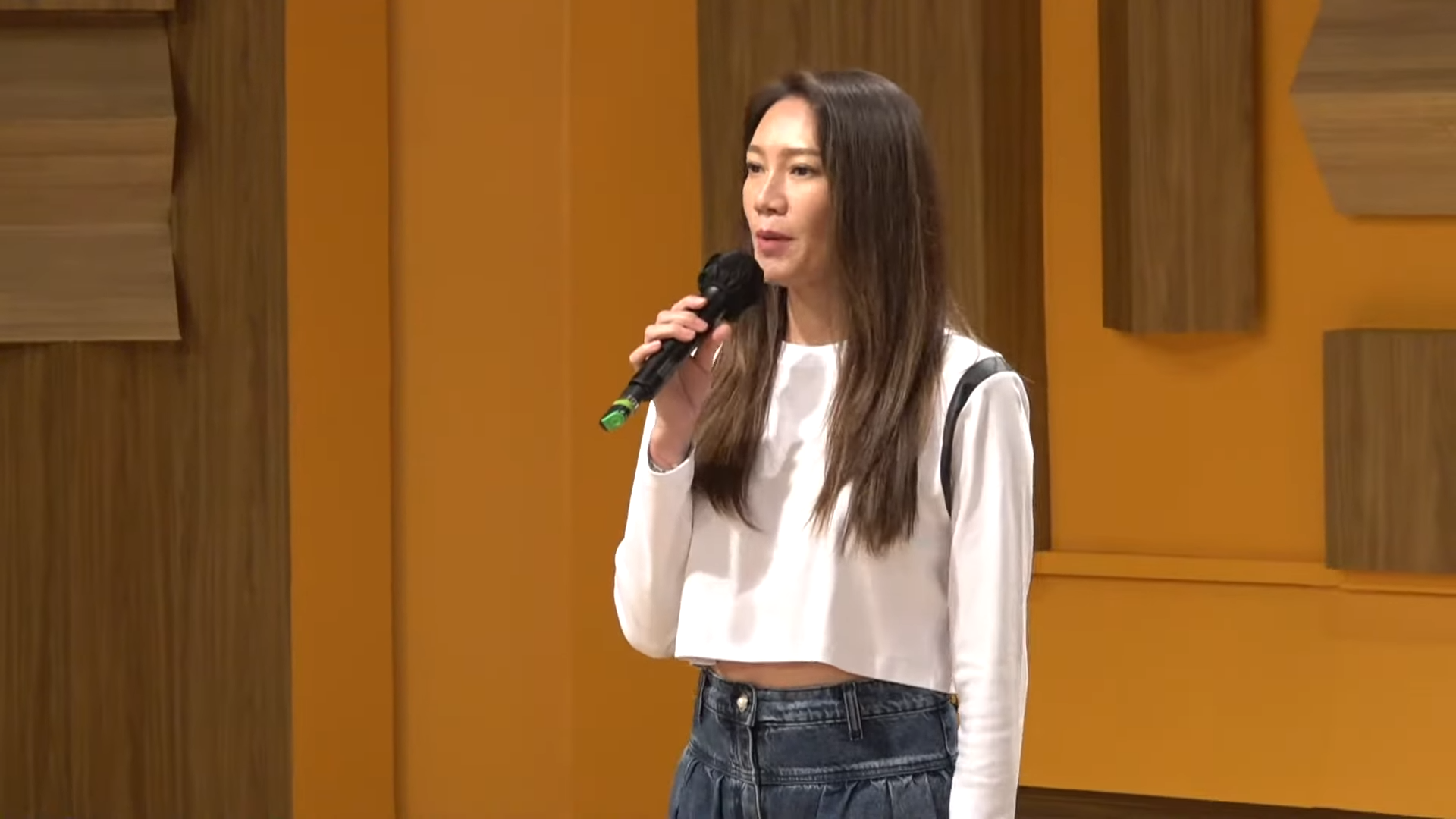 玻璃朱稱自己年輕時曾參加十八區歌唱比賽,在灣仔區奪得冠軍。