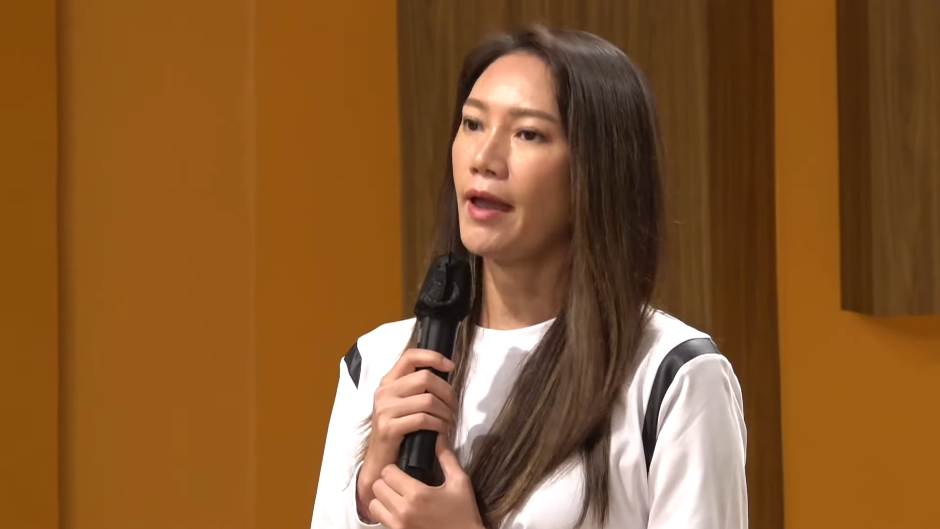 撐警KOL「玻璃朱」朱庭萱早前參與《中年好聲音》面試。