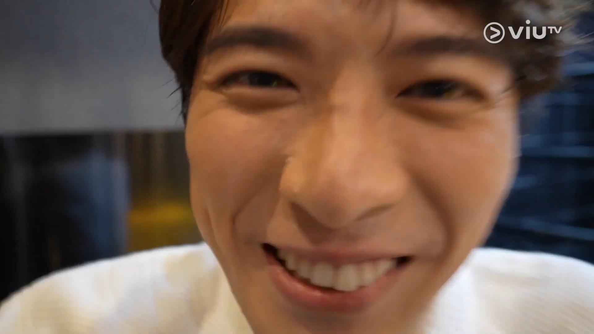 Frankie向螢幕前的粉絲獻吻。