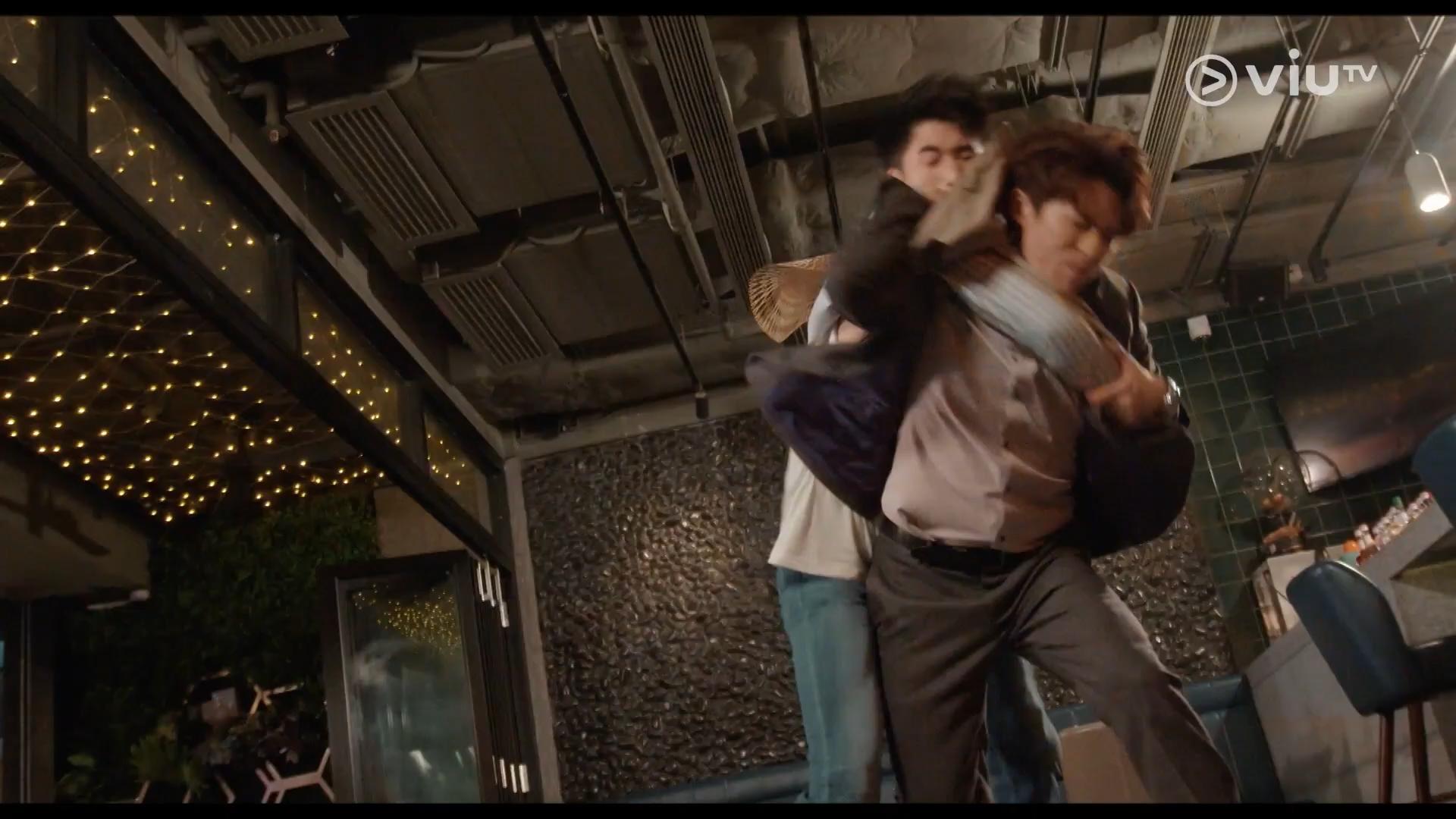 Frankie為《野人老師》學柔道,上演英雄救美戲碼。(截圖)