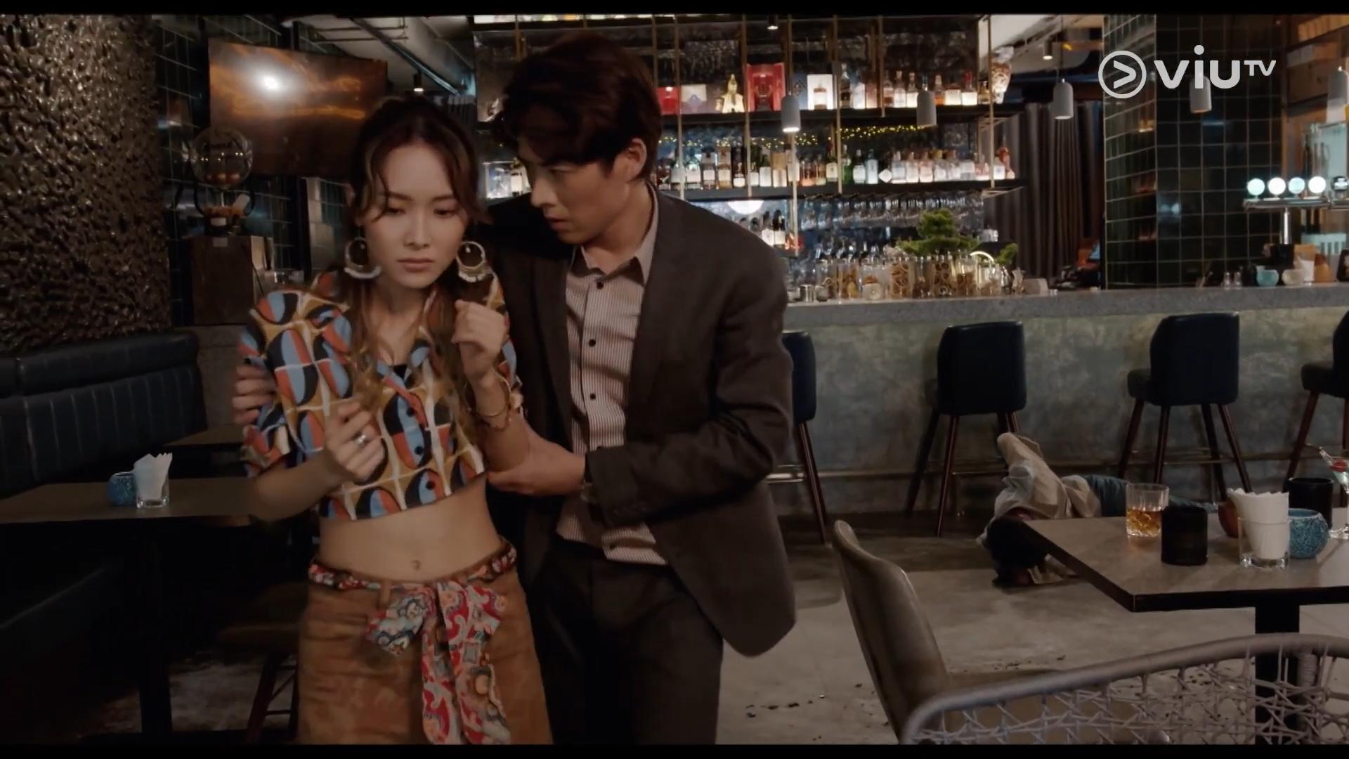 Frankie扶著羅允芝離閆。(截圖)