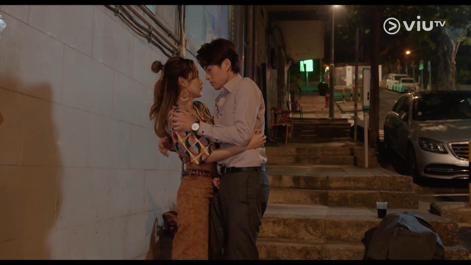 Frankie教羅允芝柔道自衛期間,四目交投。