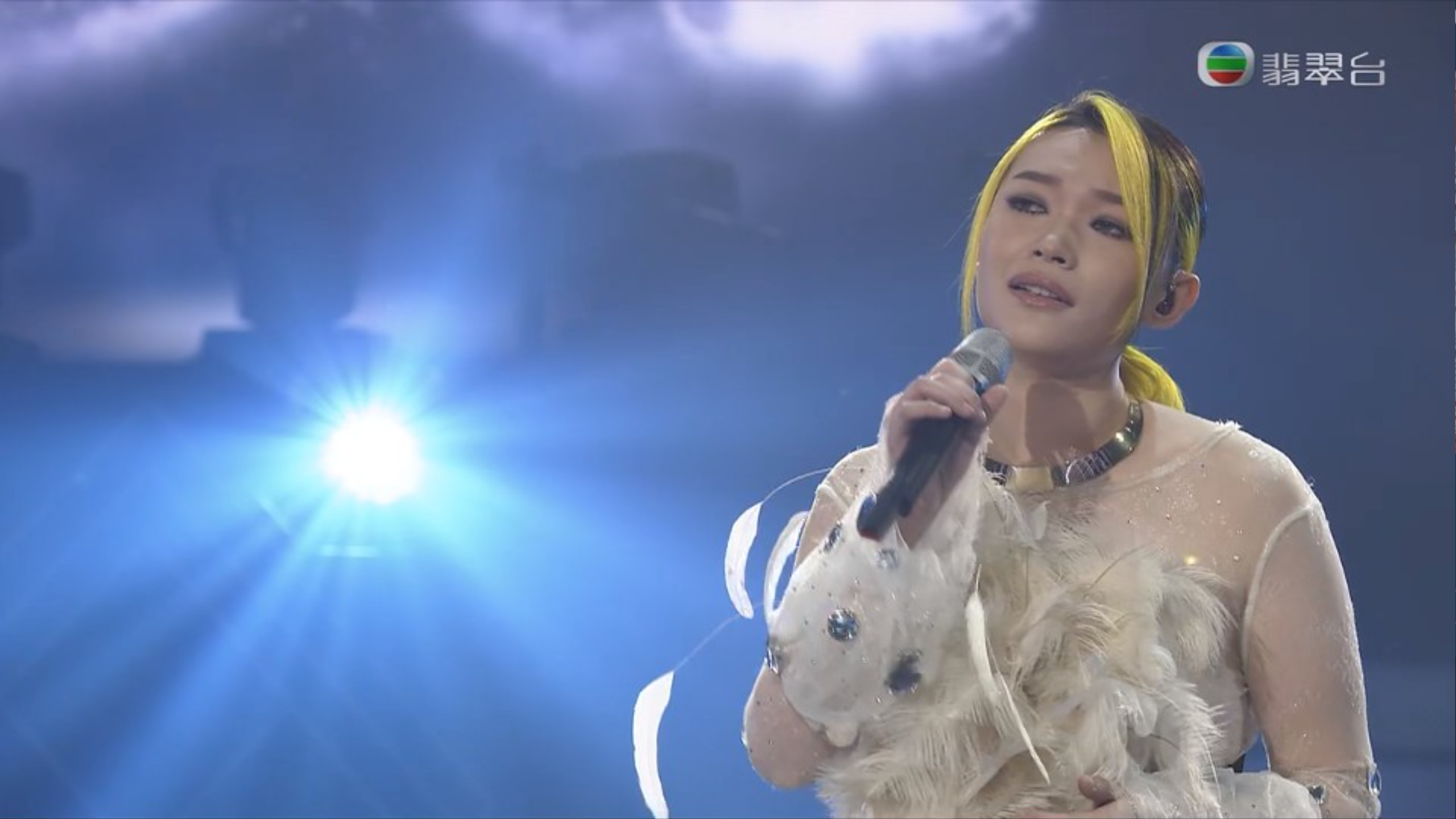 黃洛妍登場獻唱《聽海》。
