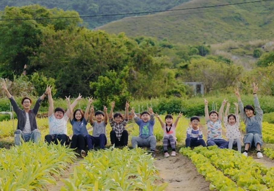 鄭丹瑞指小演員們像蜜蜂愛蜜糖般,時常跟著Stanley和談善言。(《野人老師》劇照)