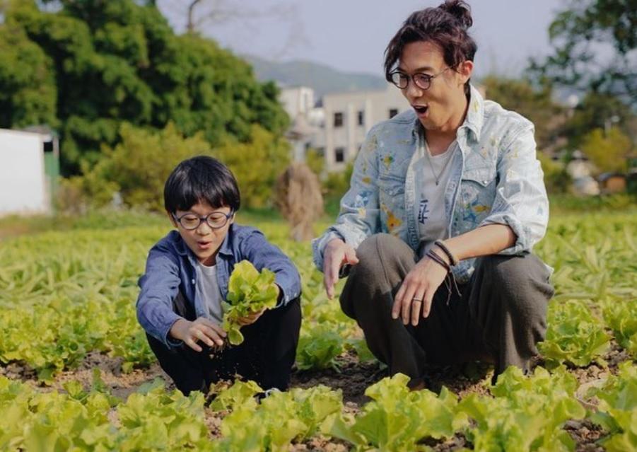 鄭丹瑞大讚Stanley即使沒自己戲份,也樂意跟小演員玩。(《野人老師》劇照)