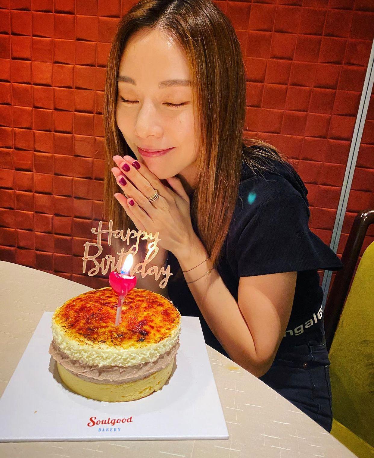 Stephy收好友送上的生日蛋糕,並在IG分享喜悅。