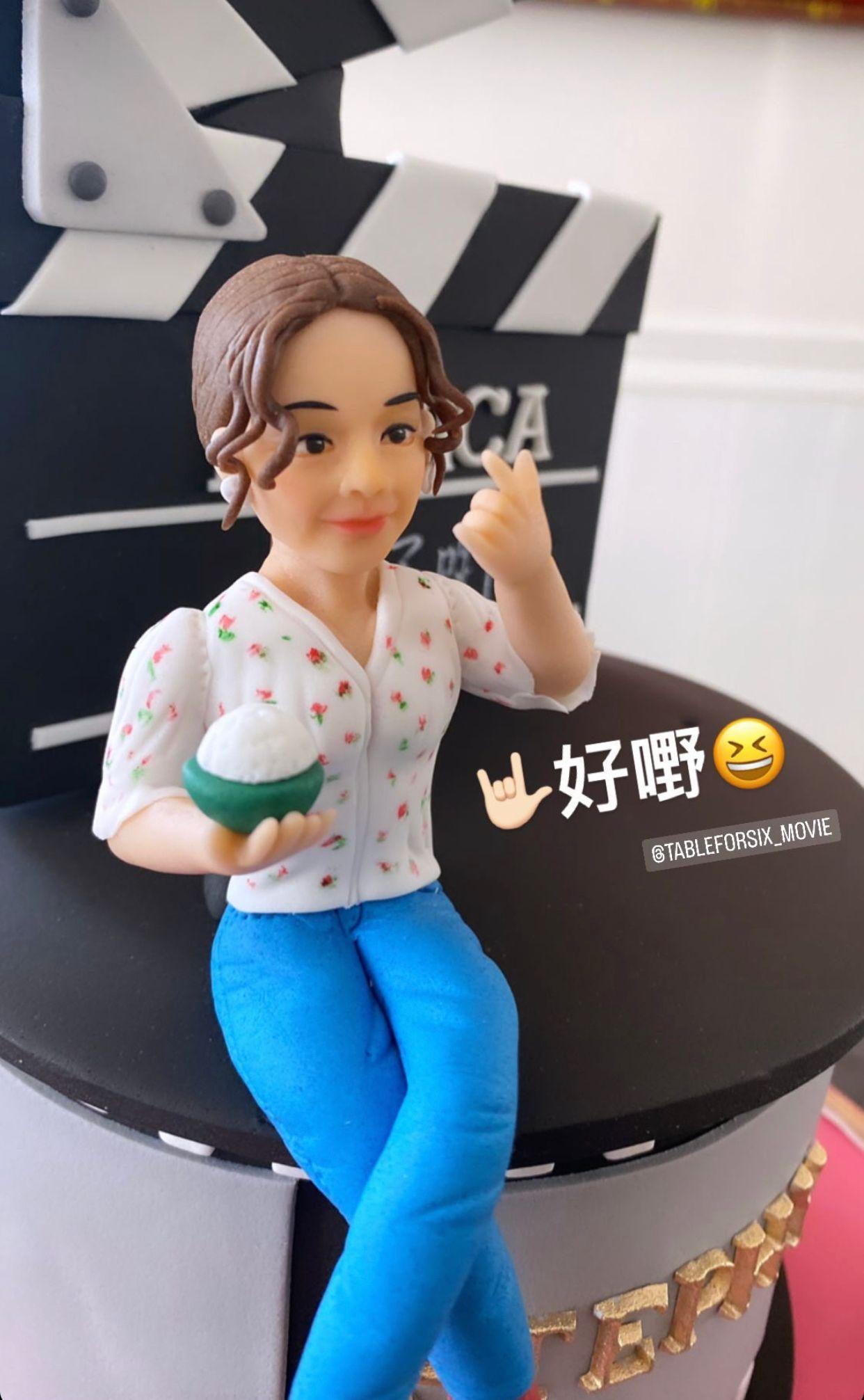 蛋糕參照自鄧麗欣在《飯戲攻心》中之Monica造型製成。