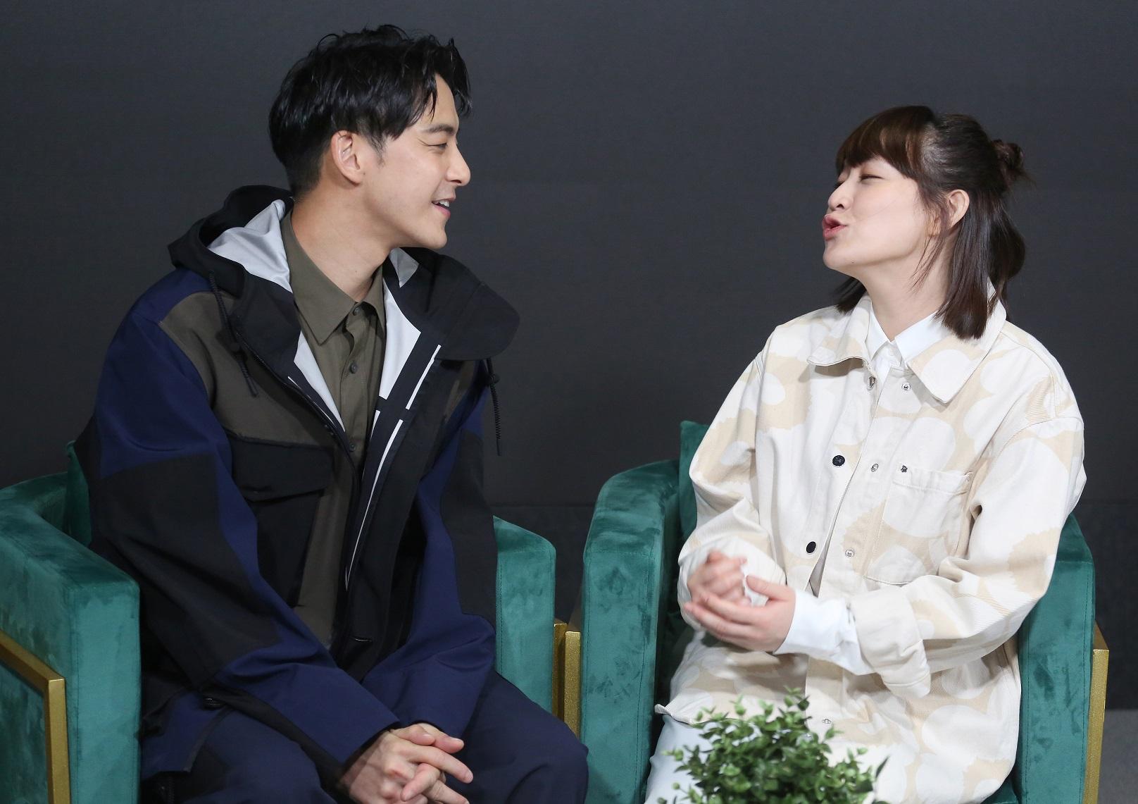 余德丞初次合作主持節目,已甚有默契。(董立華攝)