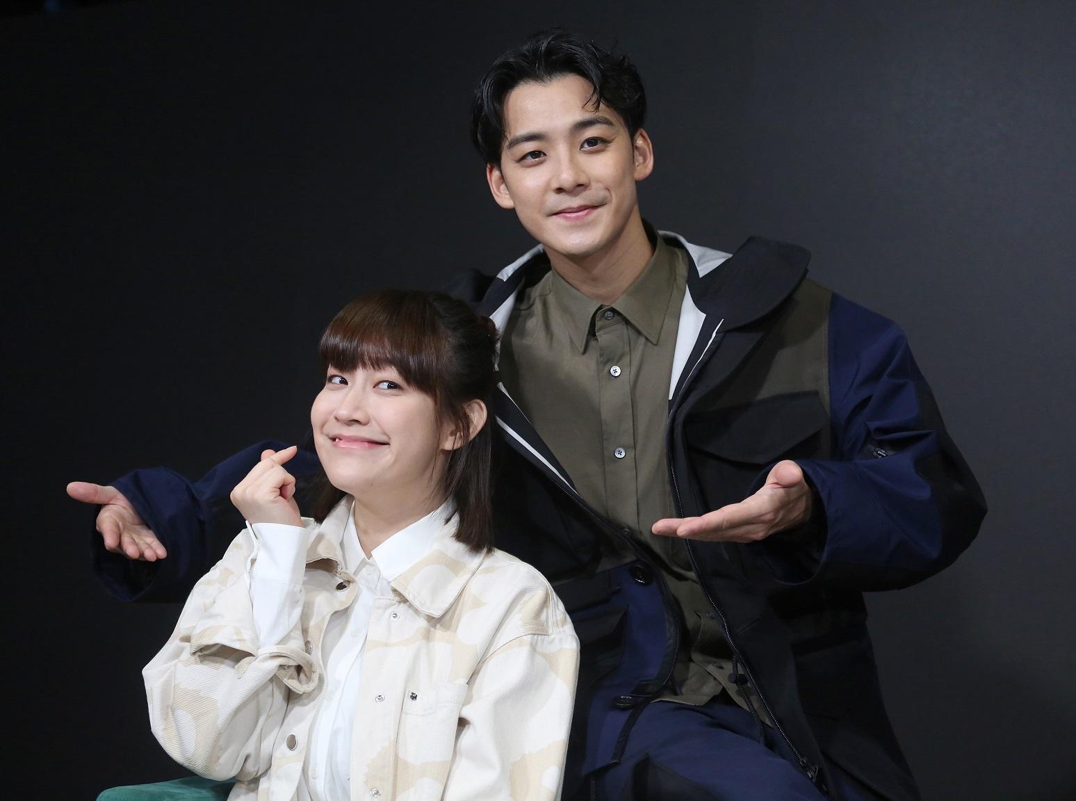 余德丞大力推介阿正,笑指跟她一起定能「生活無憂」。(董立華攝)