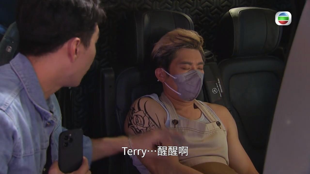Terry要連趕兩組戲,疲於奔命。
