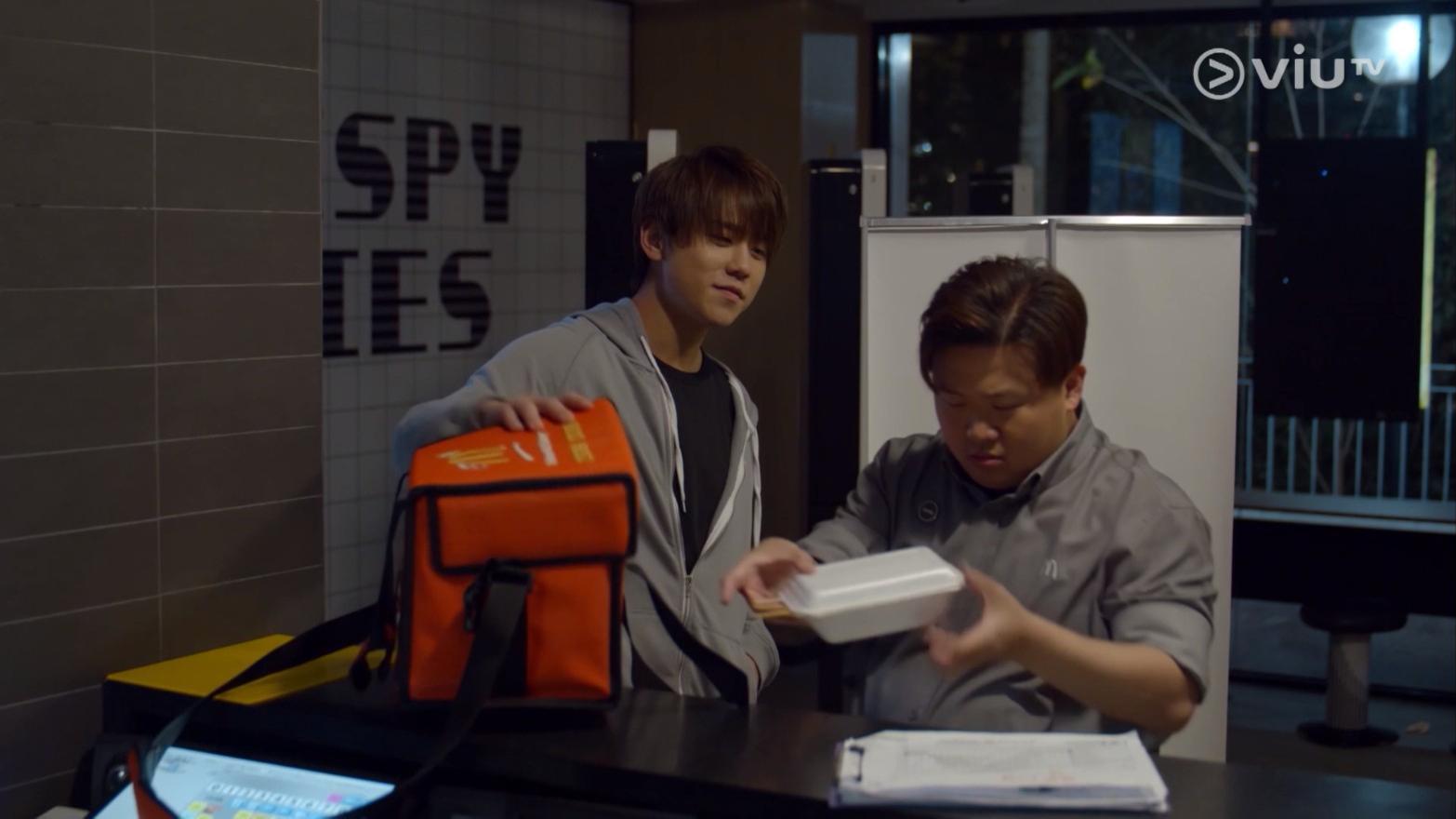 姜濤拍打肥仔的手,示意他不能吃。(《季前賽》截圖)