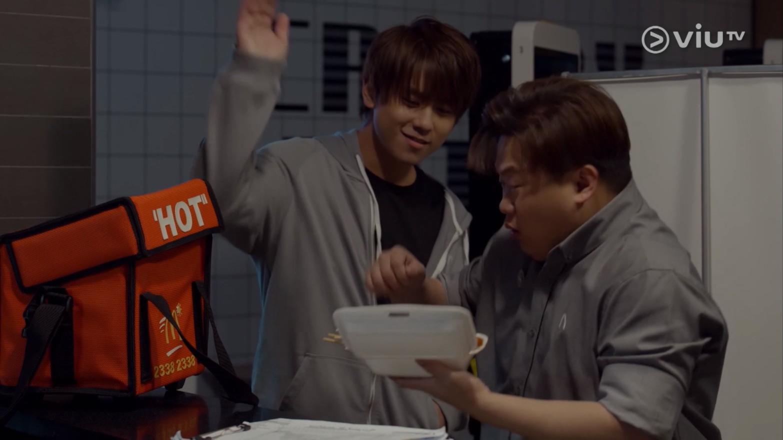 姜濤拍打肥仔的手,示意他不能吃。(《季前賽》截圖)