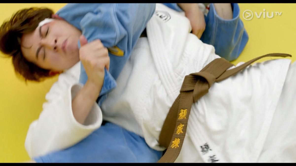 Frankie被對手壓在地上,無法掙脫。(《野人老師》截圖)