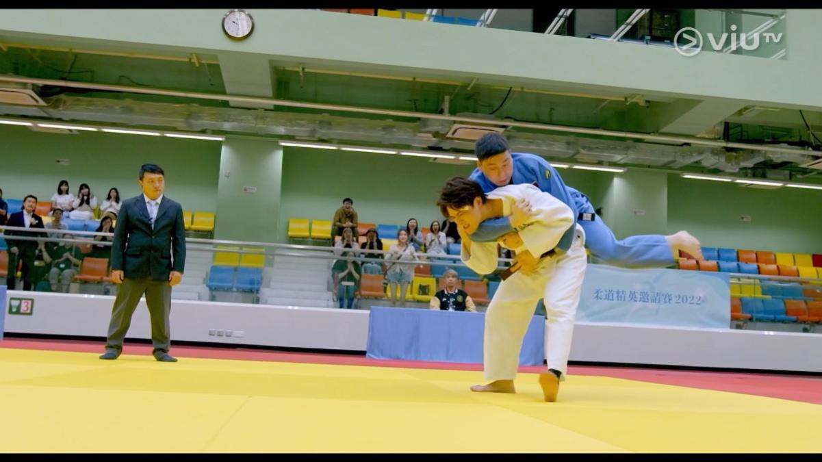 Frankie一度反擊想將對手撻落地。(《野人老師》截圖)