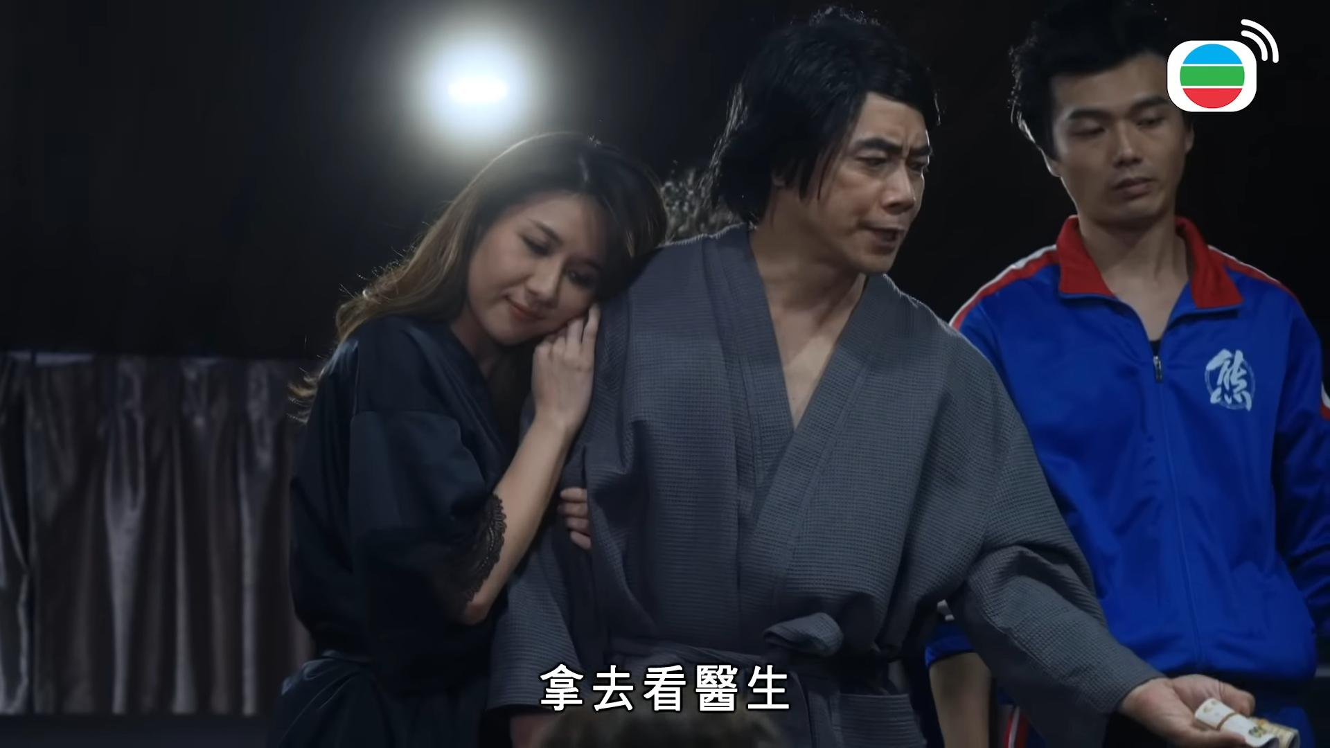 熊歌星身旁的人穿上印有「熊」字眼的外套。