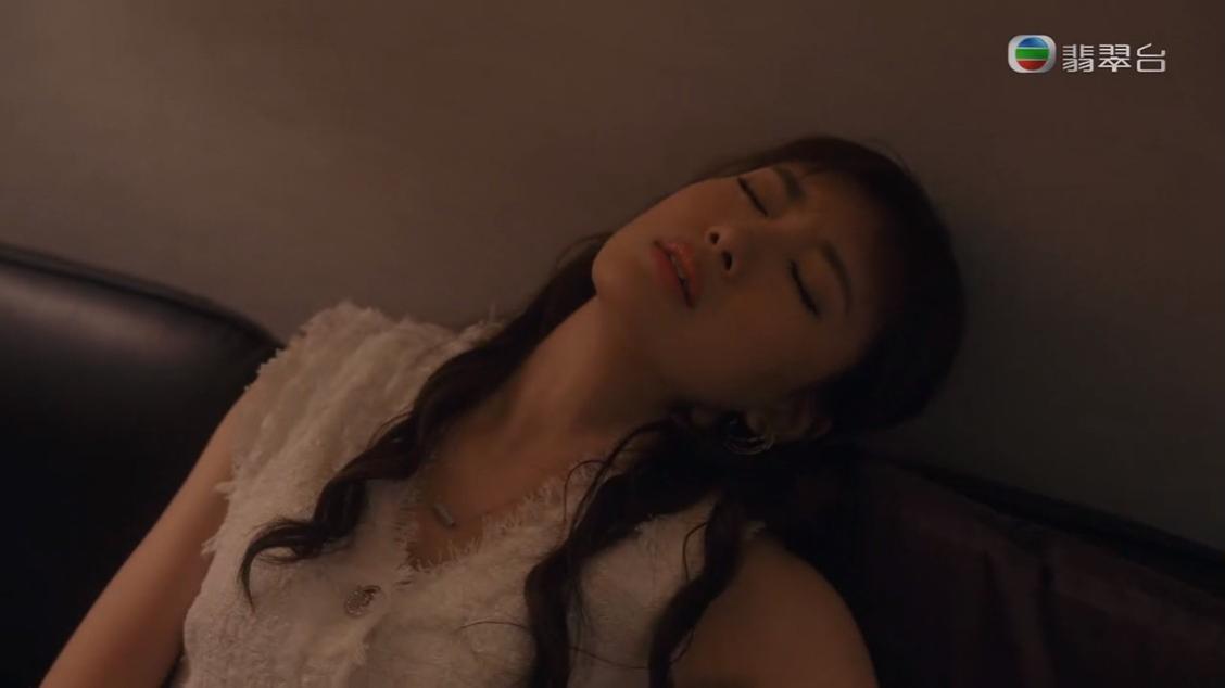 蔣家旻飲完香檳之後暈倒。