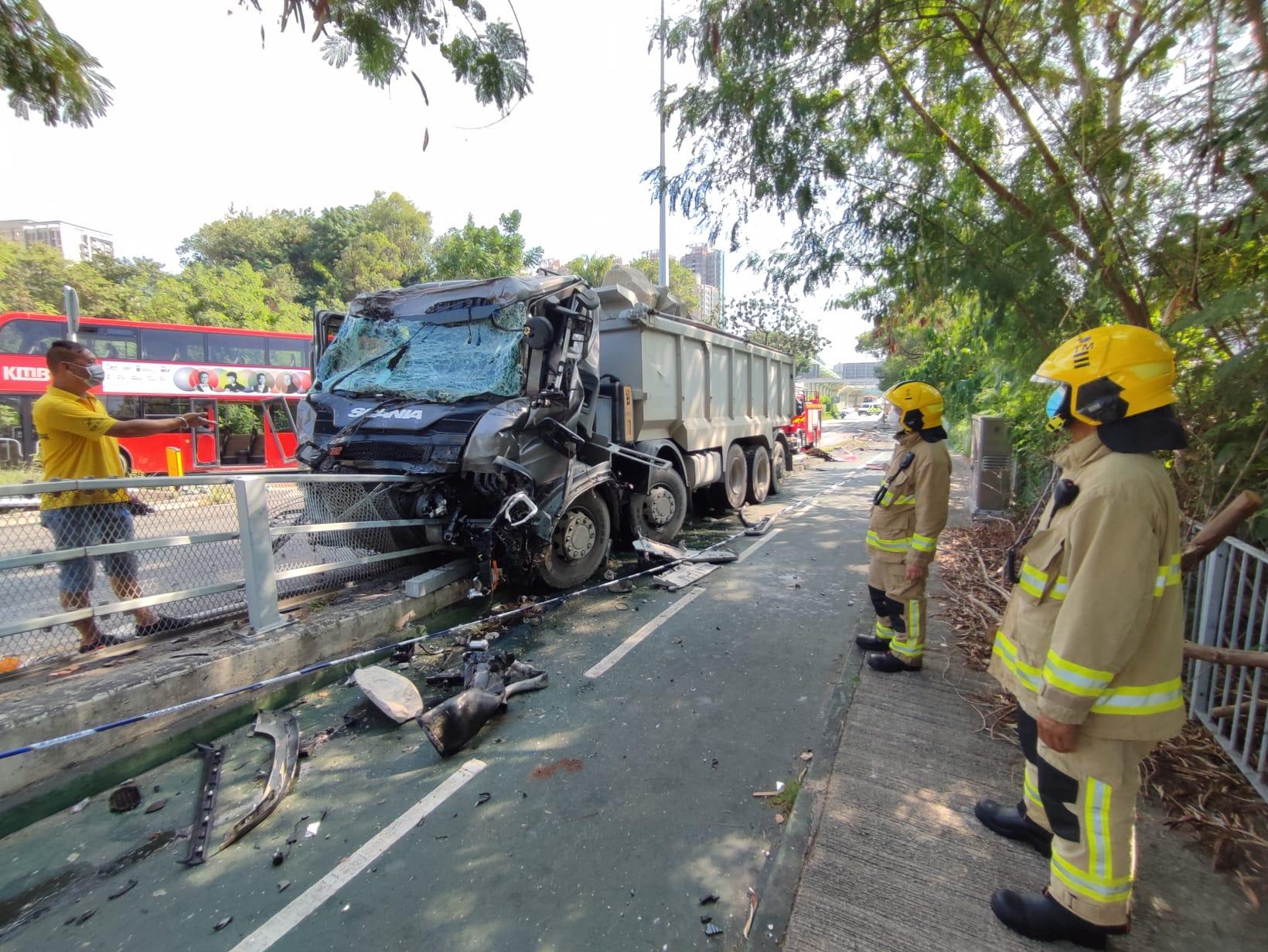 屯門公路巴士與泥頭車相撞至少9人傷,泥頭車司機一度被車門夾著