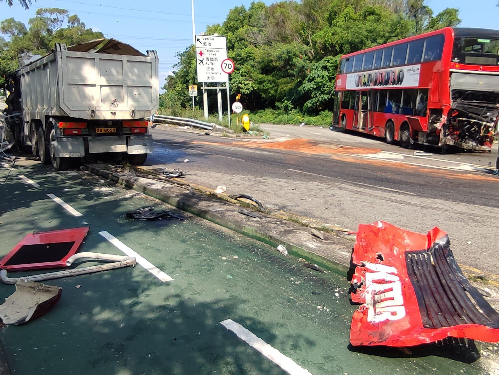 巴士車尾嚴重撞凹,巴士碎片散落一地