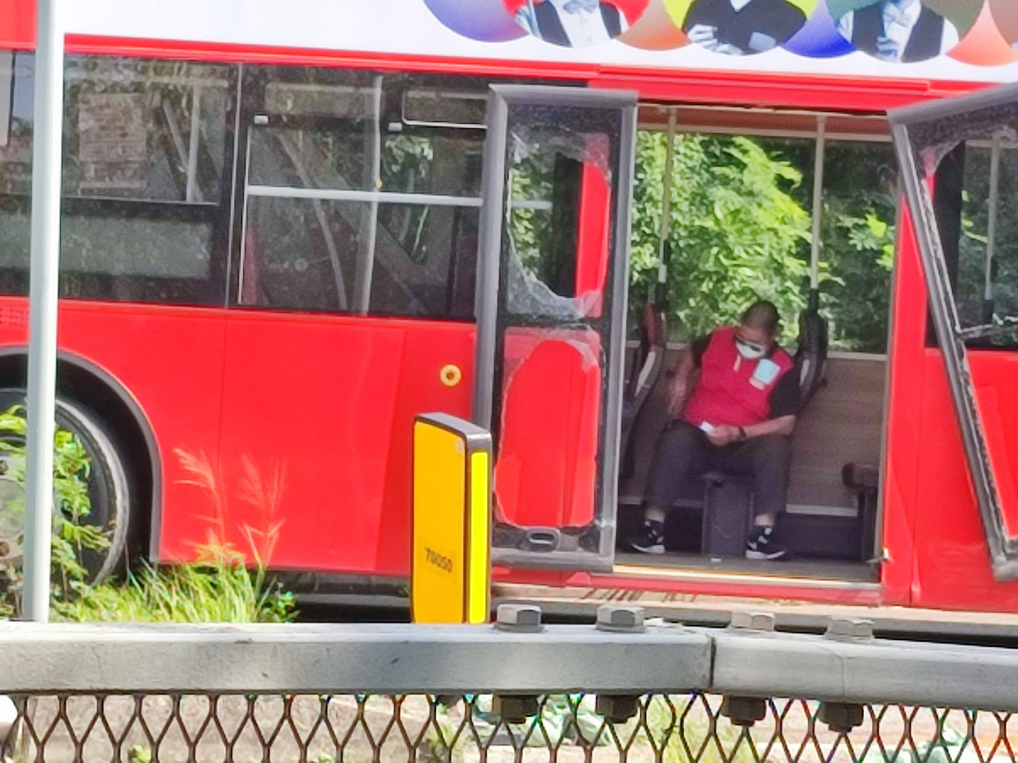 屯門公路近藍地迴旋處對開,一輛巴士與一輛泥頭車發生碰撞