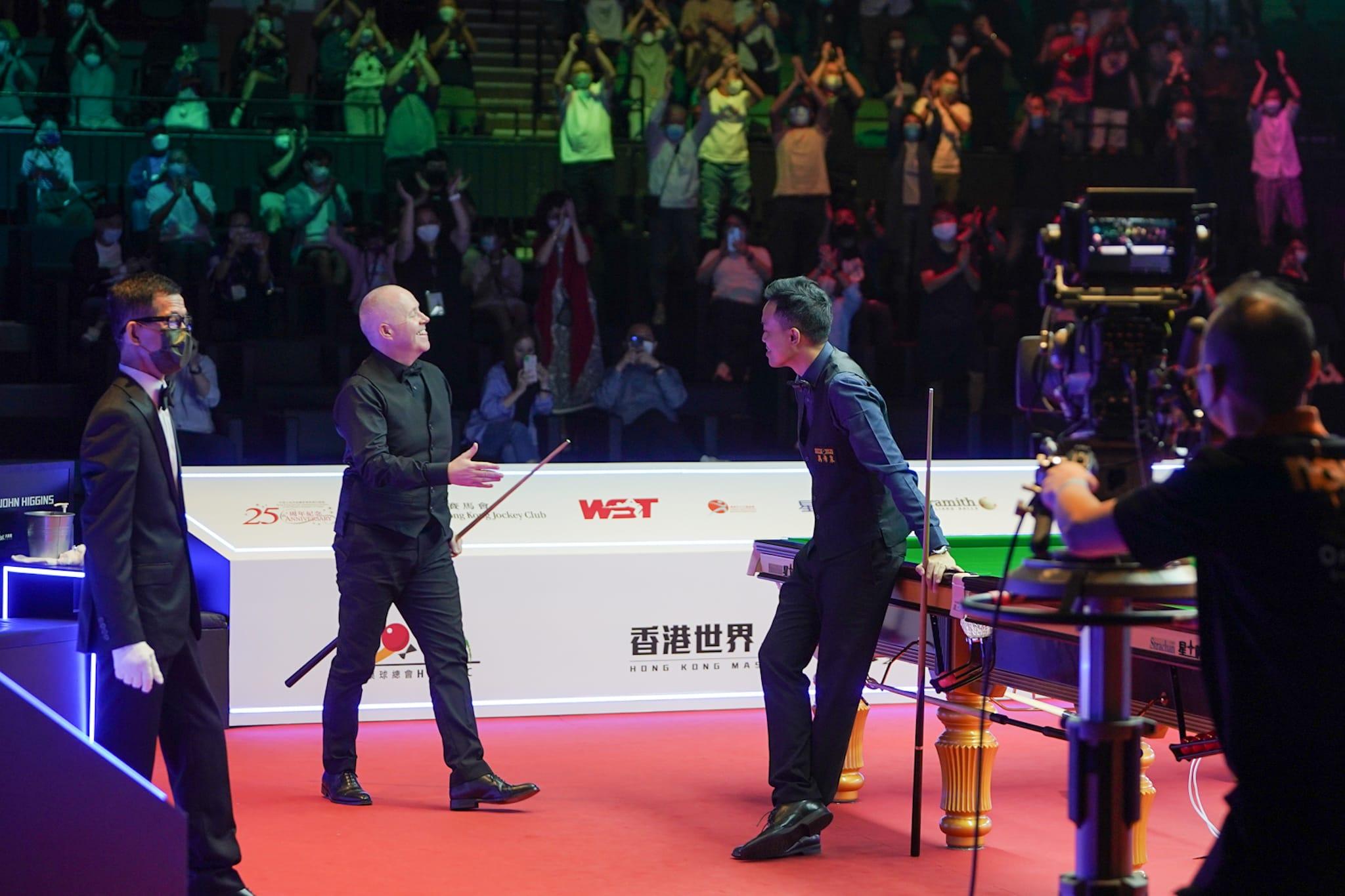 希堅斯上前恭賀傅家俊打出147。(李睿哲攝)