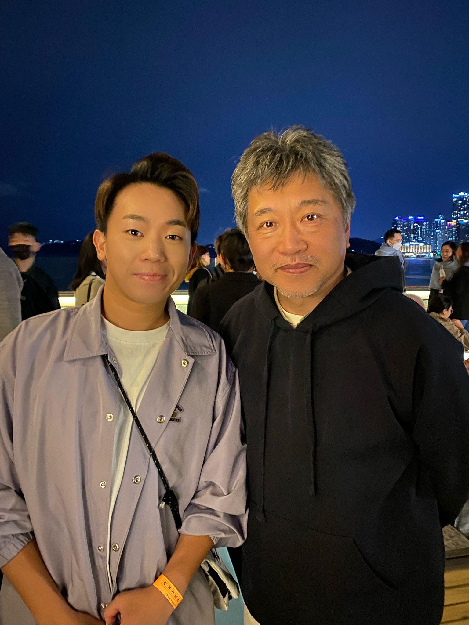 岑珈其入圍釜山國際電影節的最佳男配角獎,與日本導演是枝裕和合照。