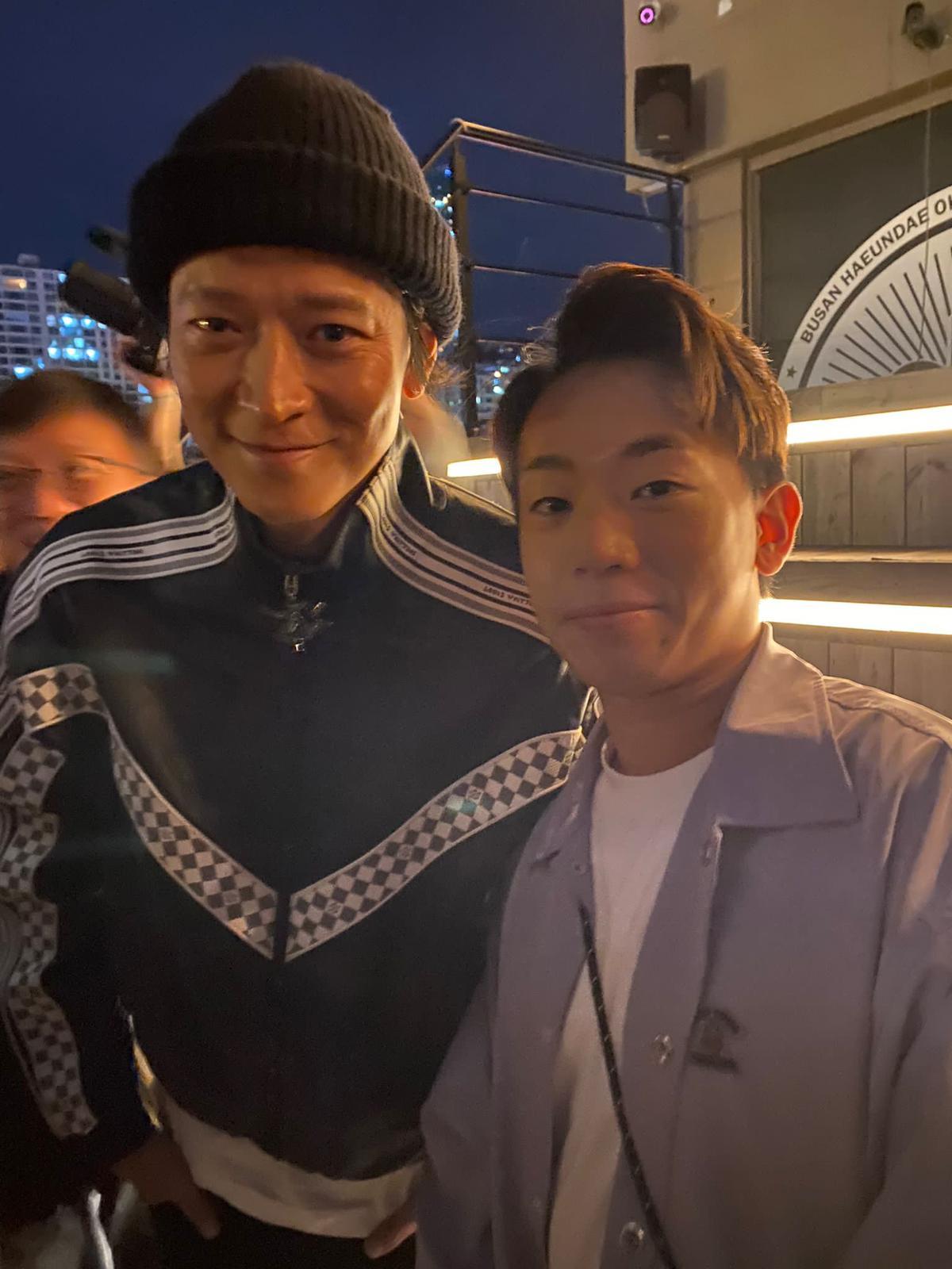 岑珈其入圍釜山國際電影節的最佳男配角獎,與韓國男星姜棟元合照。