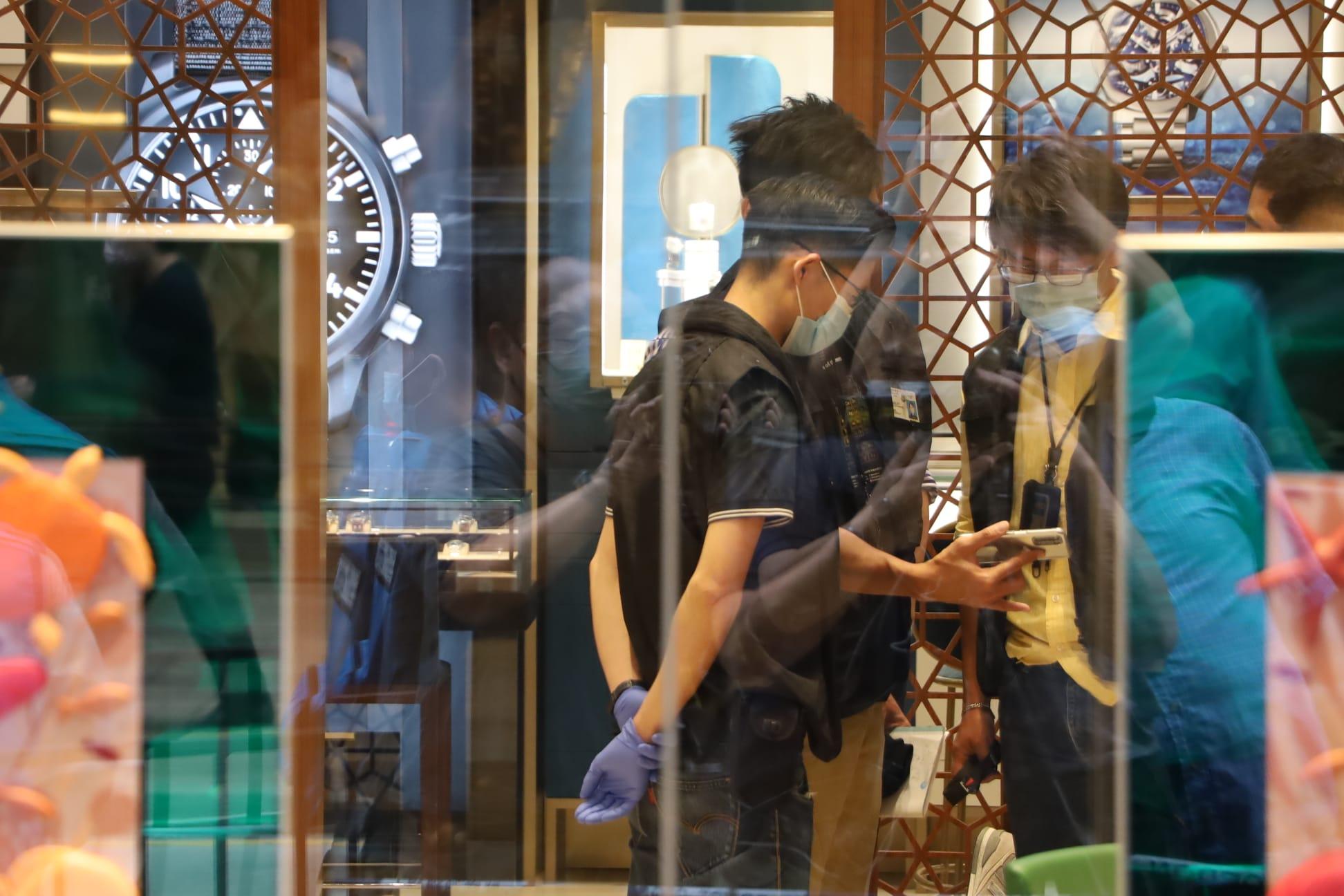 尖沙咀廣東道4至8號英皇鐘錶珠寶被劫。(鍾式明攝)