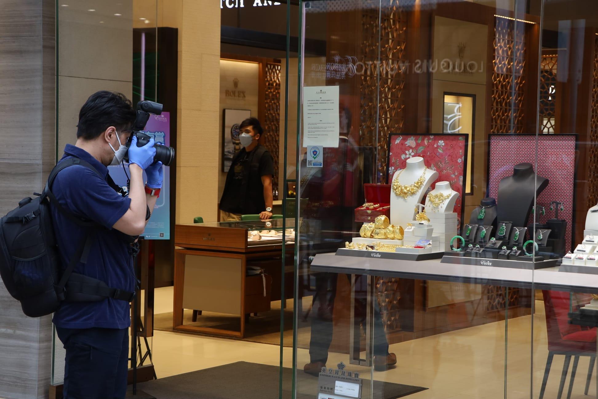尖沙咀廣東道4至8號英皇鐘錶珠寶被劫。(鍾式明攝)