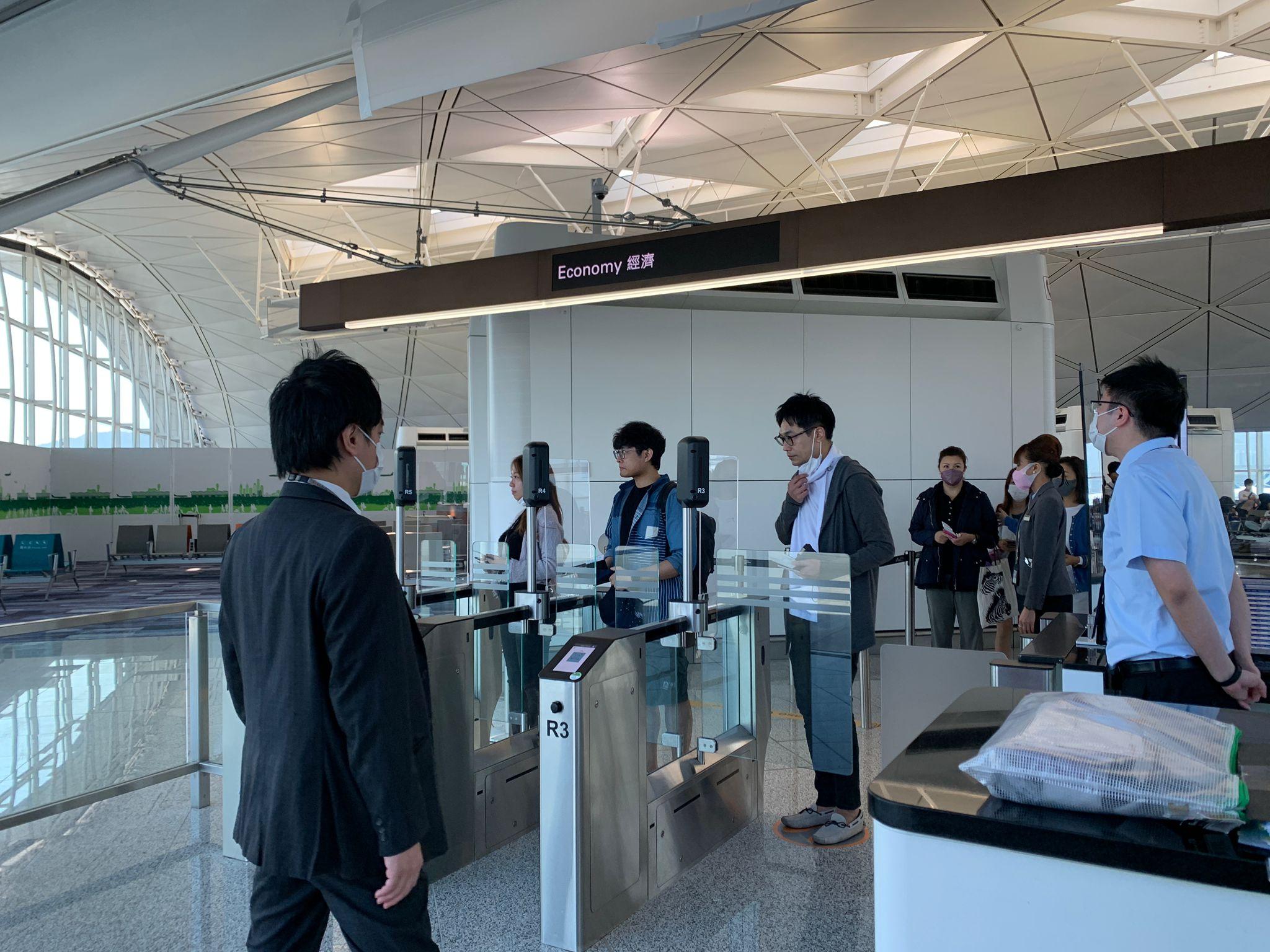 日本開關|記者直擊本港機場禁區登機實況 櫃枱辦理Check-in需出示MySOS程式