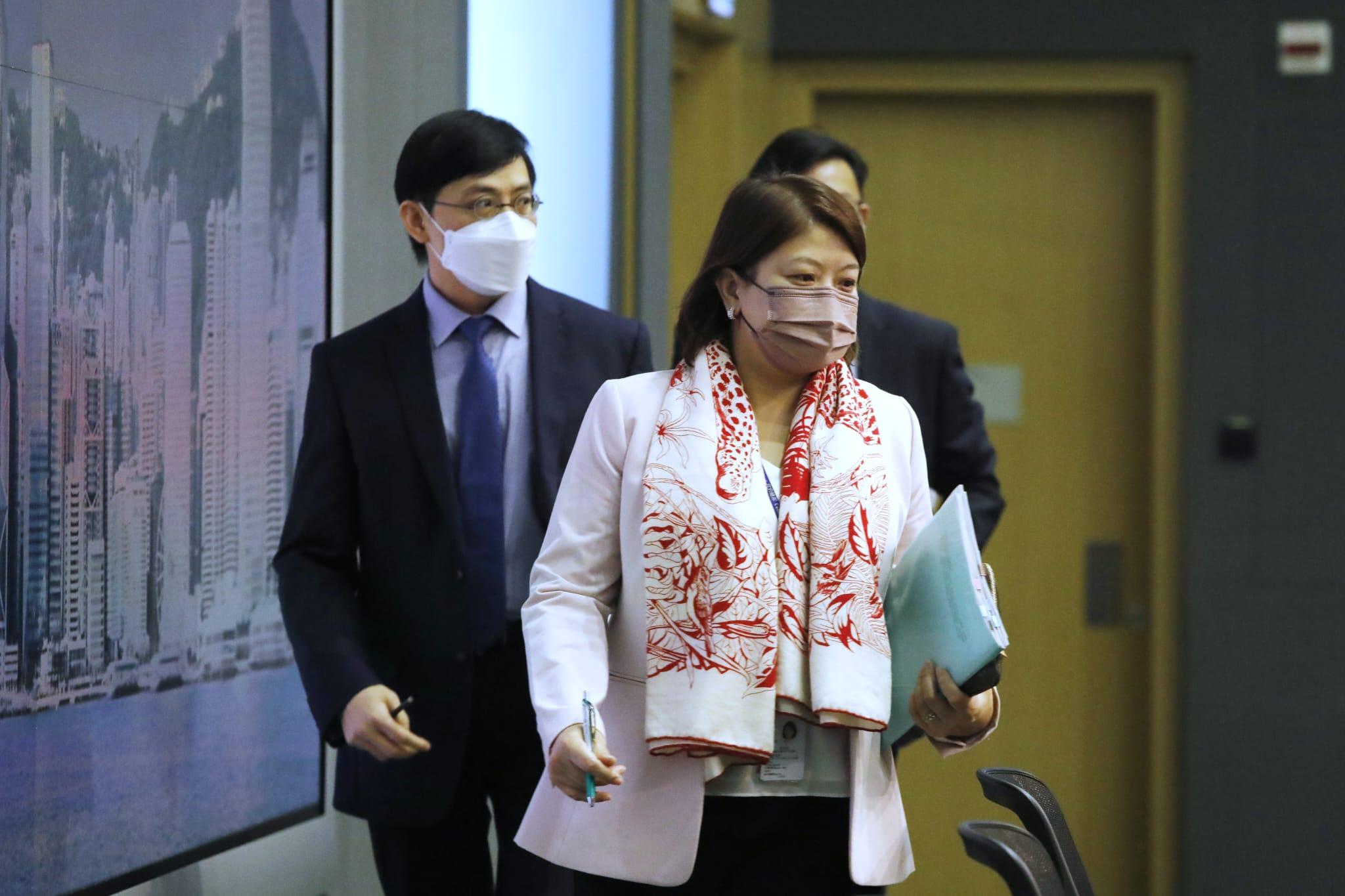 疫情|政府考慮調整防疫政策 包括放寬公眾聚集人數為12人、主題樂園容許戶外飲食 (林俊源攝)