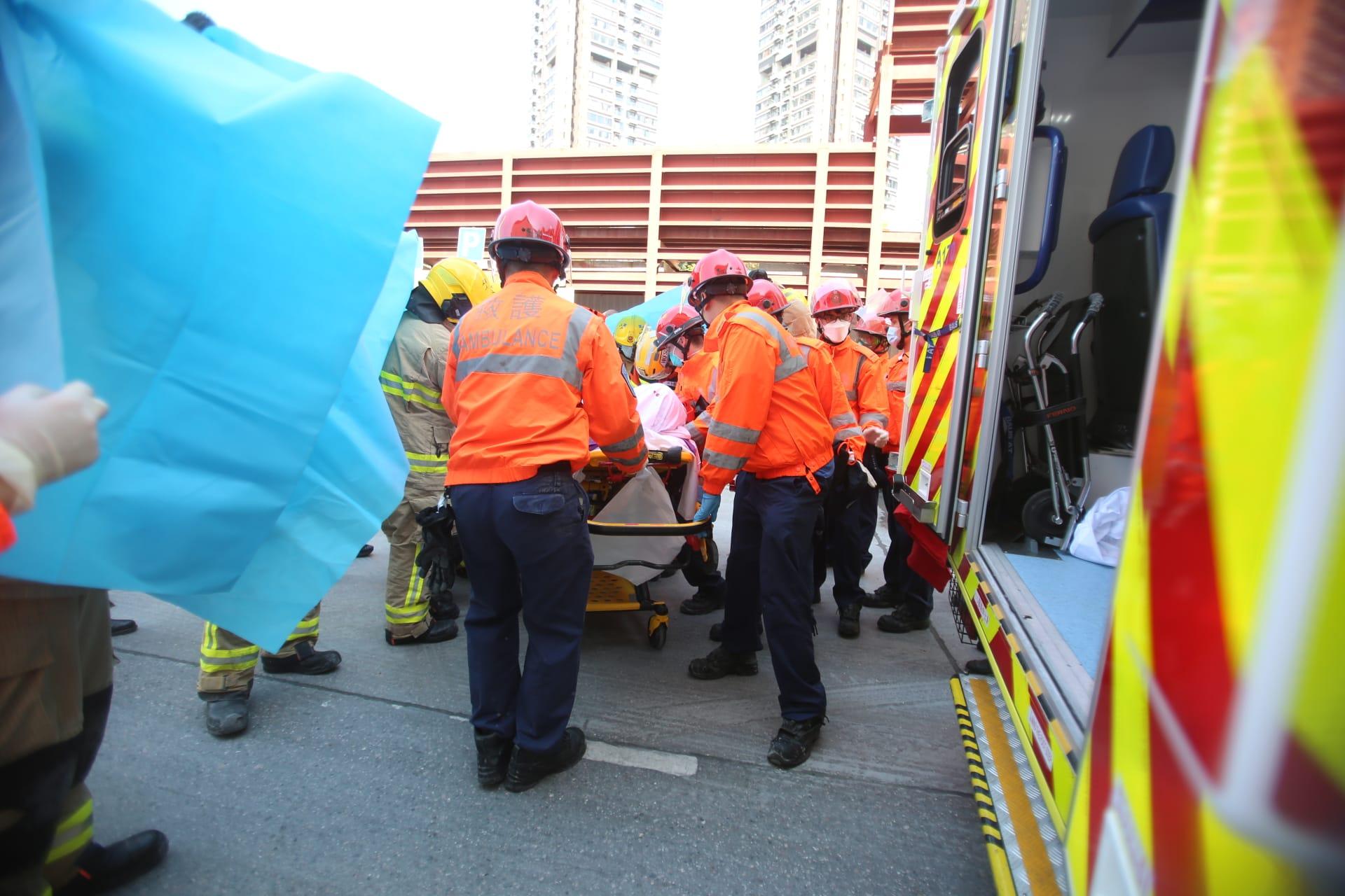 男電工被困約1小時後救出,可惜當場證實死亡。