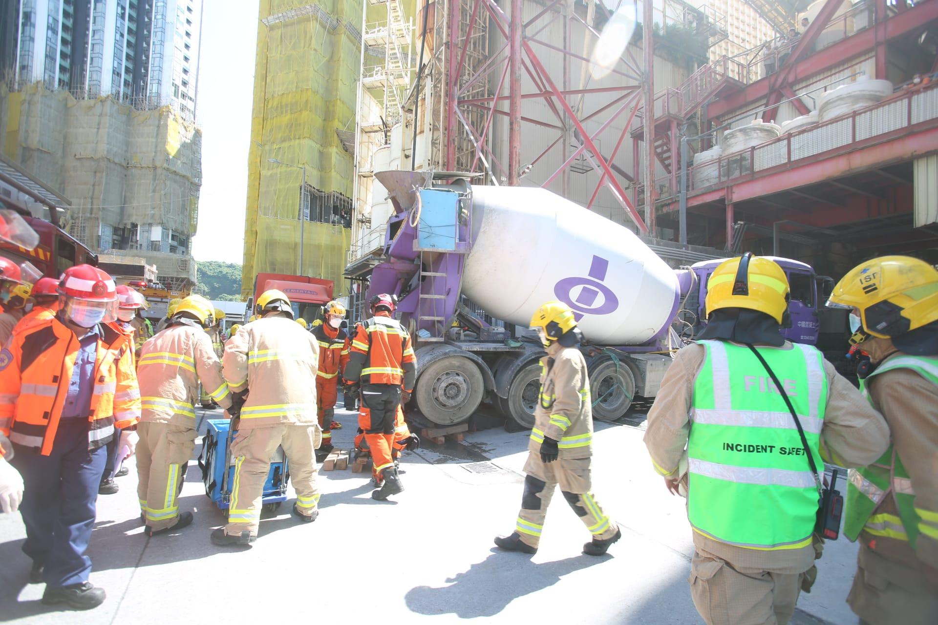 一名男工被田螺車撞到,捲入車底,重創昏迷。